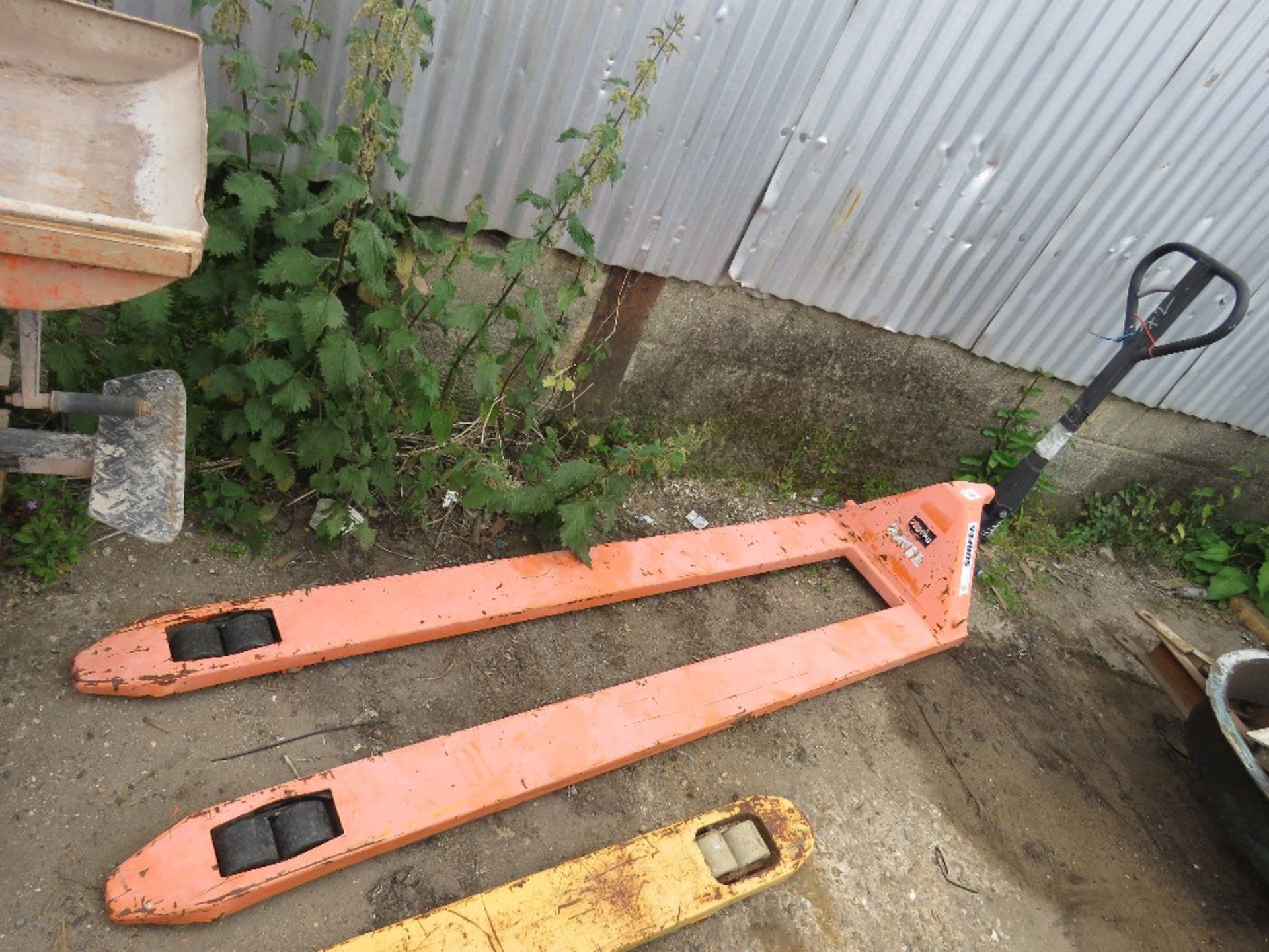 LONG BLADED PALLET TRUCK, 7FT LENGTH APPROX. THIS LOT IS SOLD UNDER THE AUCTIONEERS MARGIN SCHEME