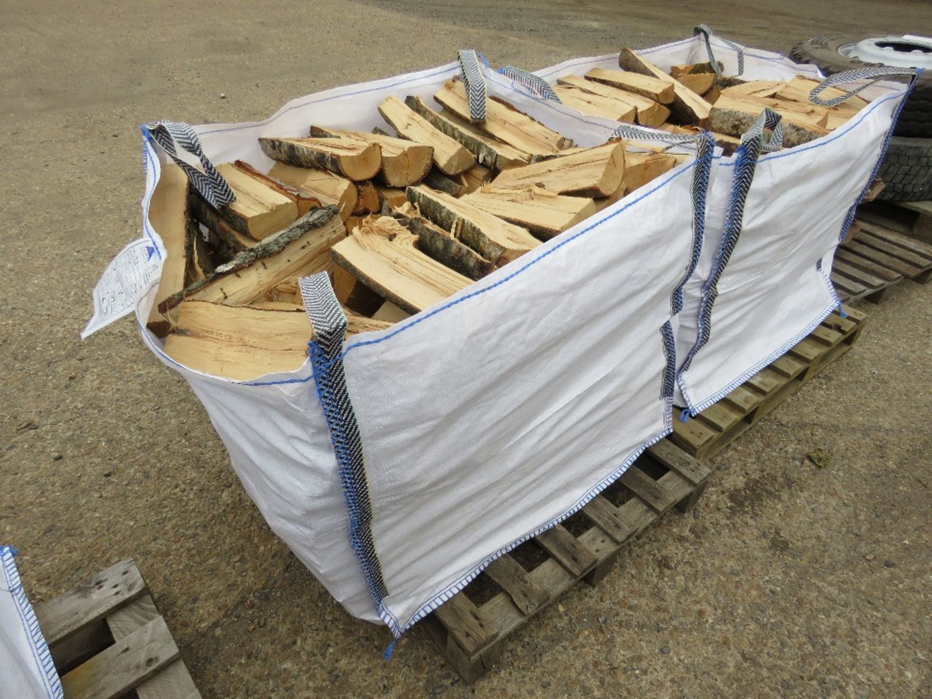 2 X BULK BAGS OF FIREWOOD LOGS, MAINLY SILVER BIRCH. THIS LOT IS SOLD UNDER THE AUCTIONEERS MARGI - Image 2 of 5
