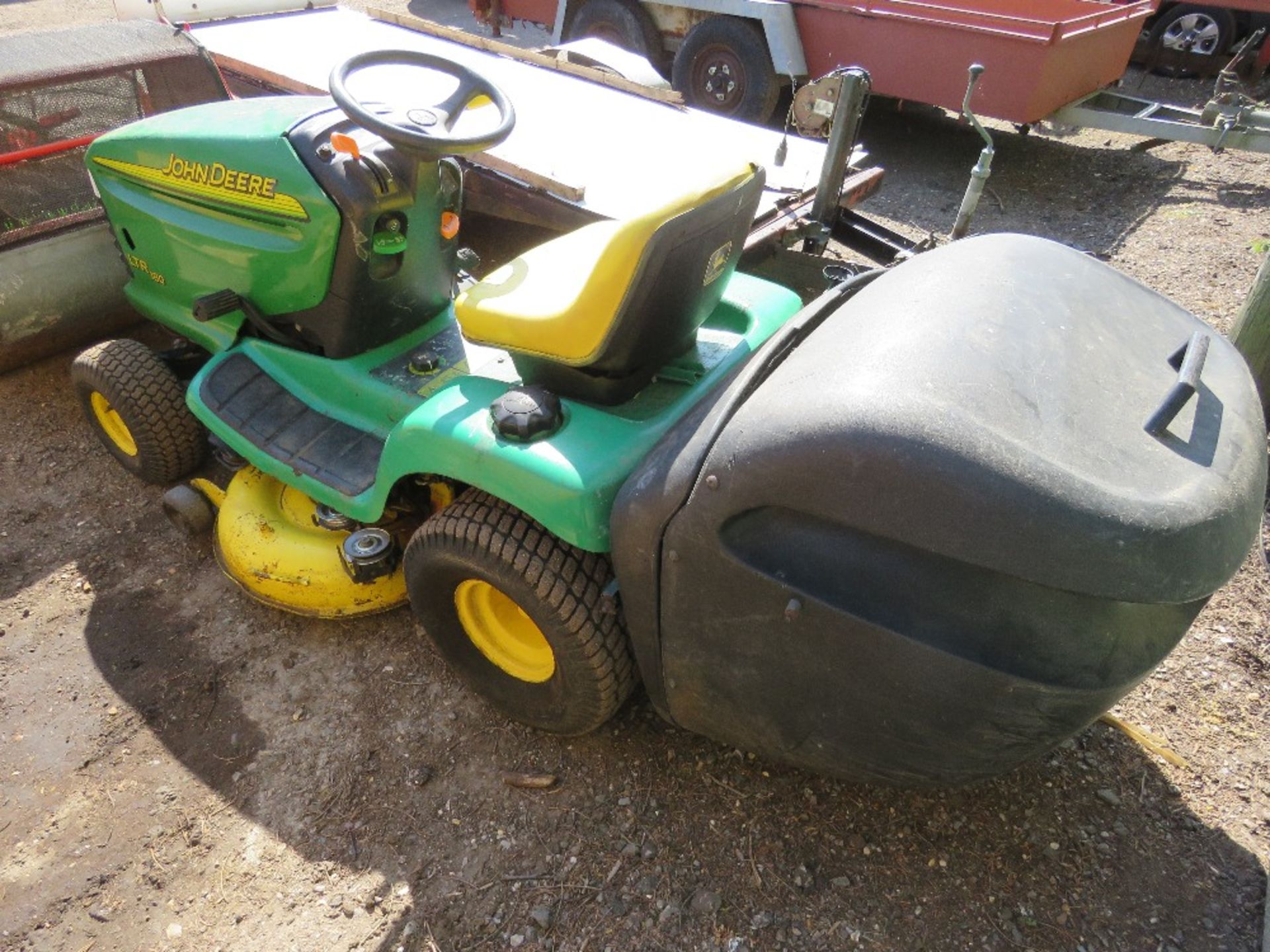JOHN DEERE LTR180 PETROL ENGINED RIDE ON MOWER WITH COLLECTOR. WHEN TESTED WAS SEEN TO START, DRIVE, - Image 4 of 10