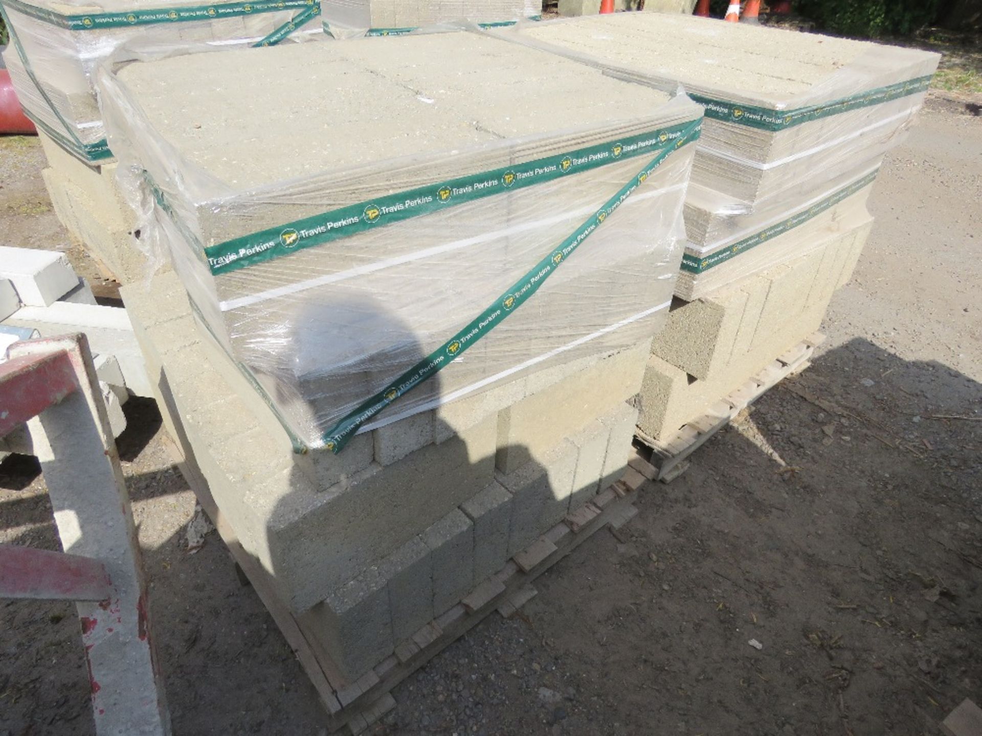 2 X PALLETS OF CONCRETE BUILDING BLOCKS, 440MM X 100MM X 210MM APPROX @ 64NO PER PALLET APPROX. T - Image 4 of 4