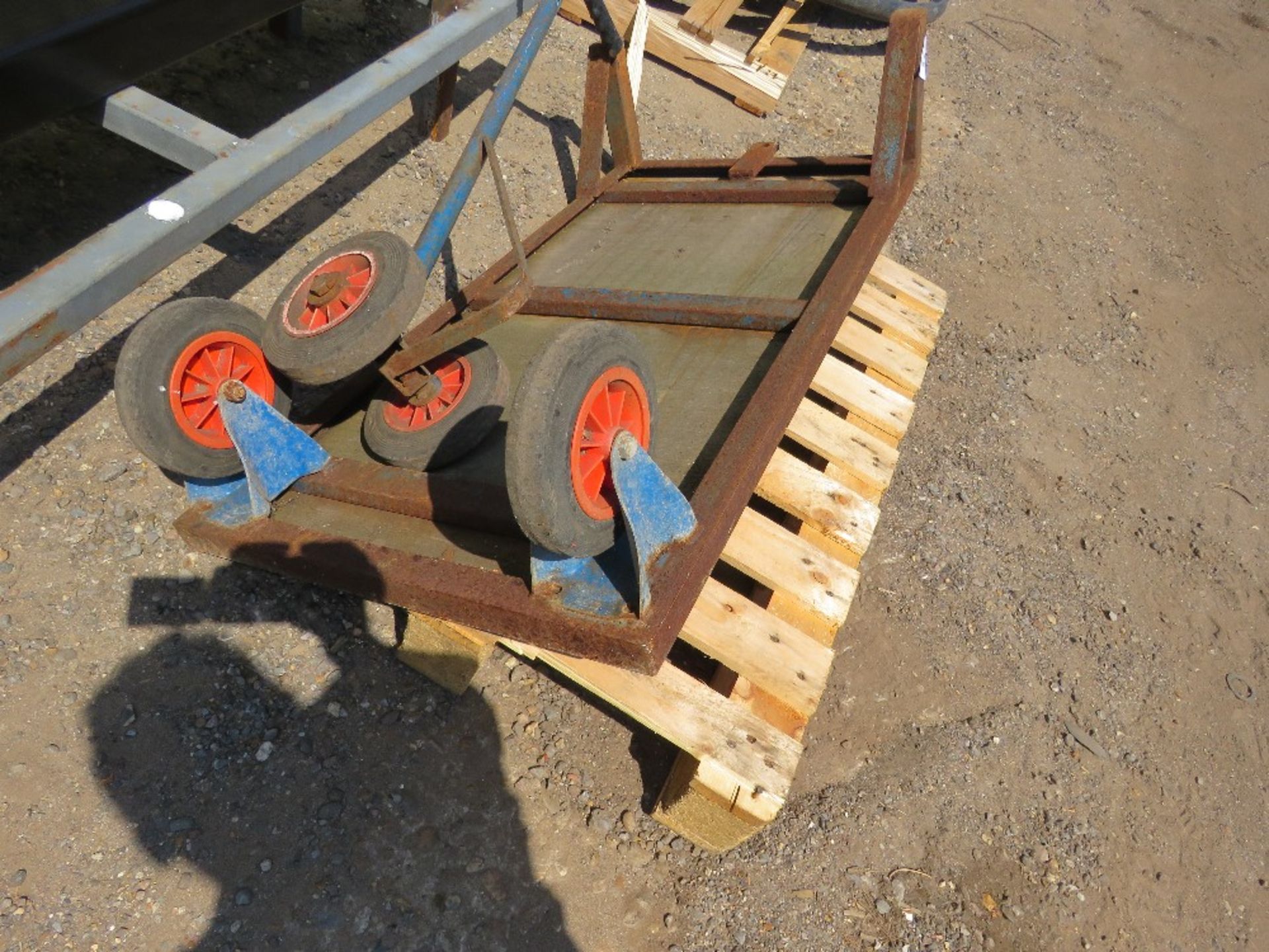 WHEELED TROLLEY WITH DETACHABLE HANDLE. THIS LOT IS SOLD UNDER THE AUCTIONEERS MARGIN SCHEME, THE - Image 2 of 3