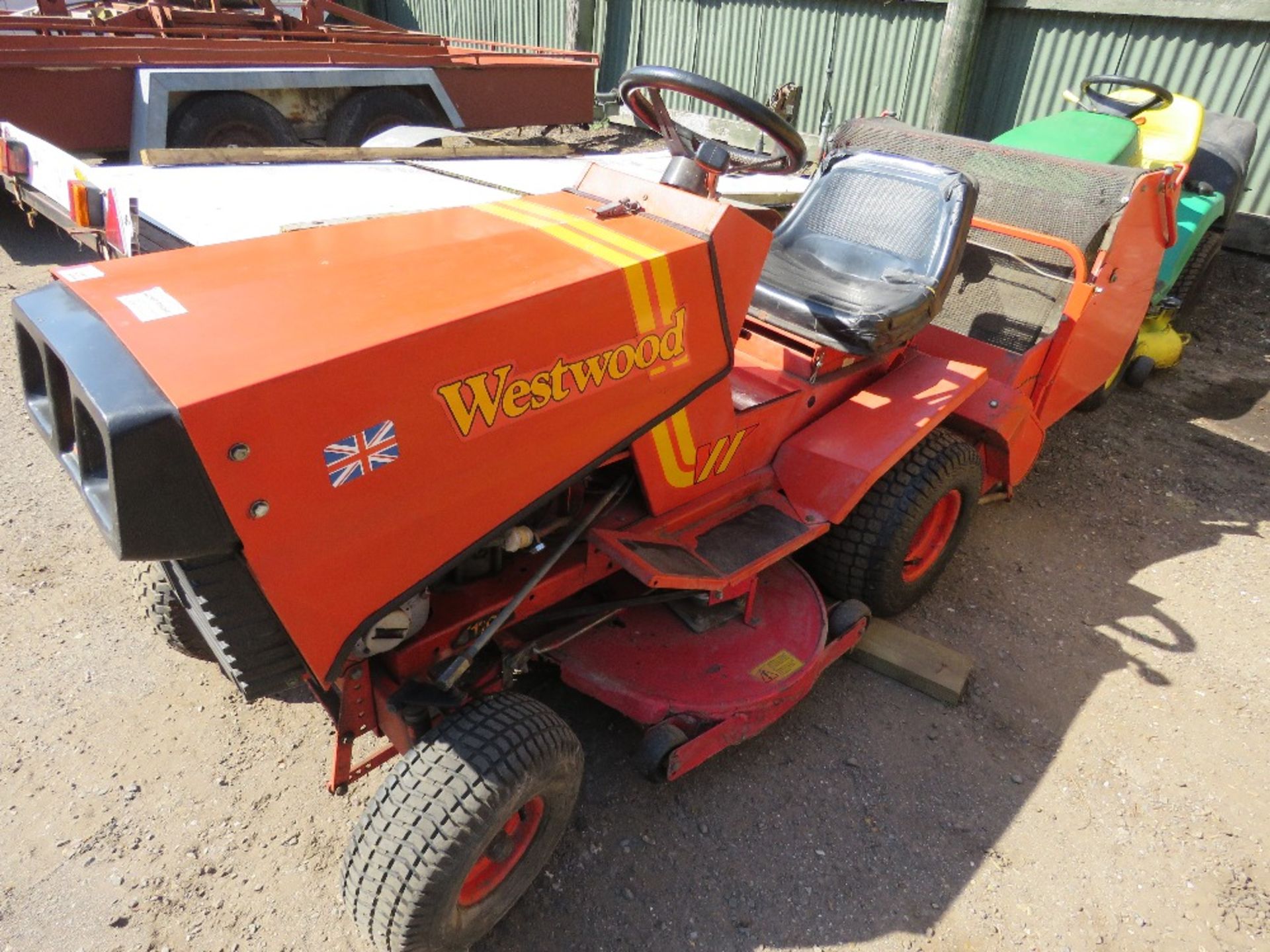 WESTWOOD RIDE ON MOWER WITH COLLECTOR. WHEN TESTED WAS SEEN TO START, DRIVE, MOWERS ENGAGED AND REAR - Image 2 of 9