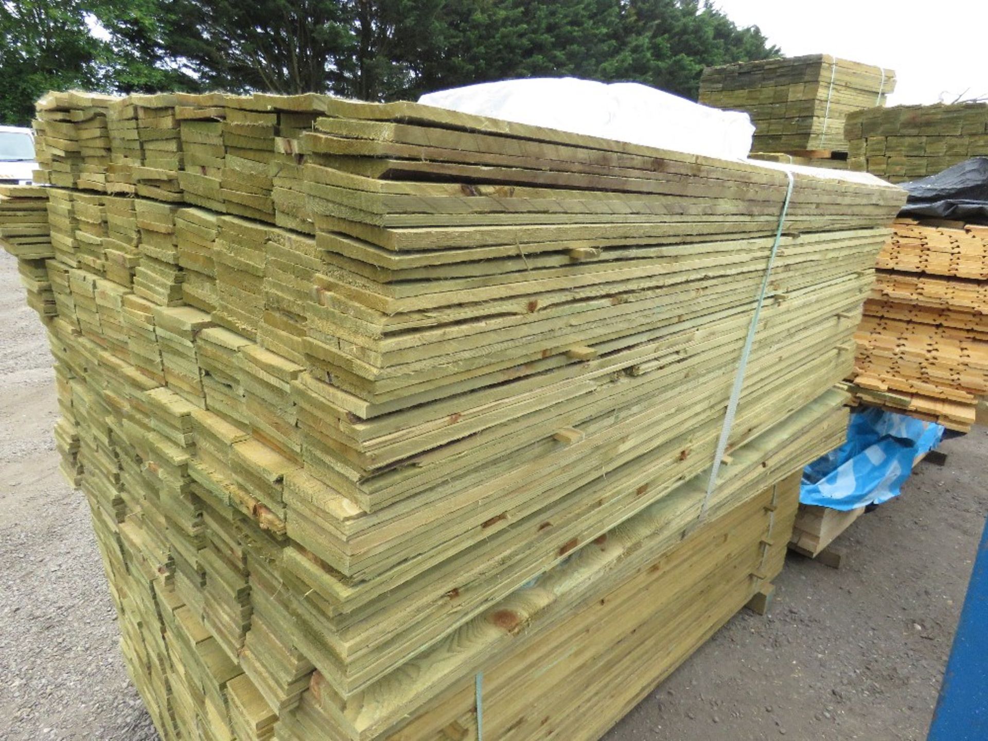 LARGE PACK OF PRESSURE TREATED FEATHER EDGE FENCE CLADDING TIMBER BOARDS: 1.80M LENGTH X 100MM WIDTH