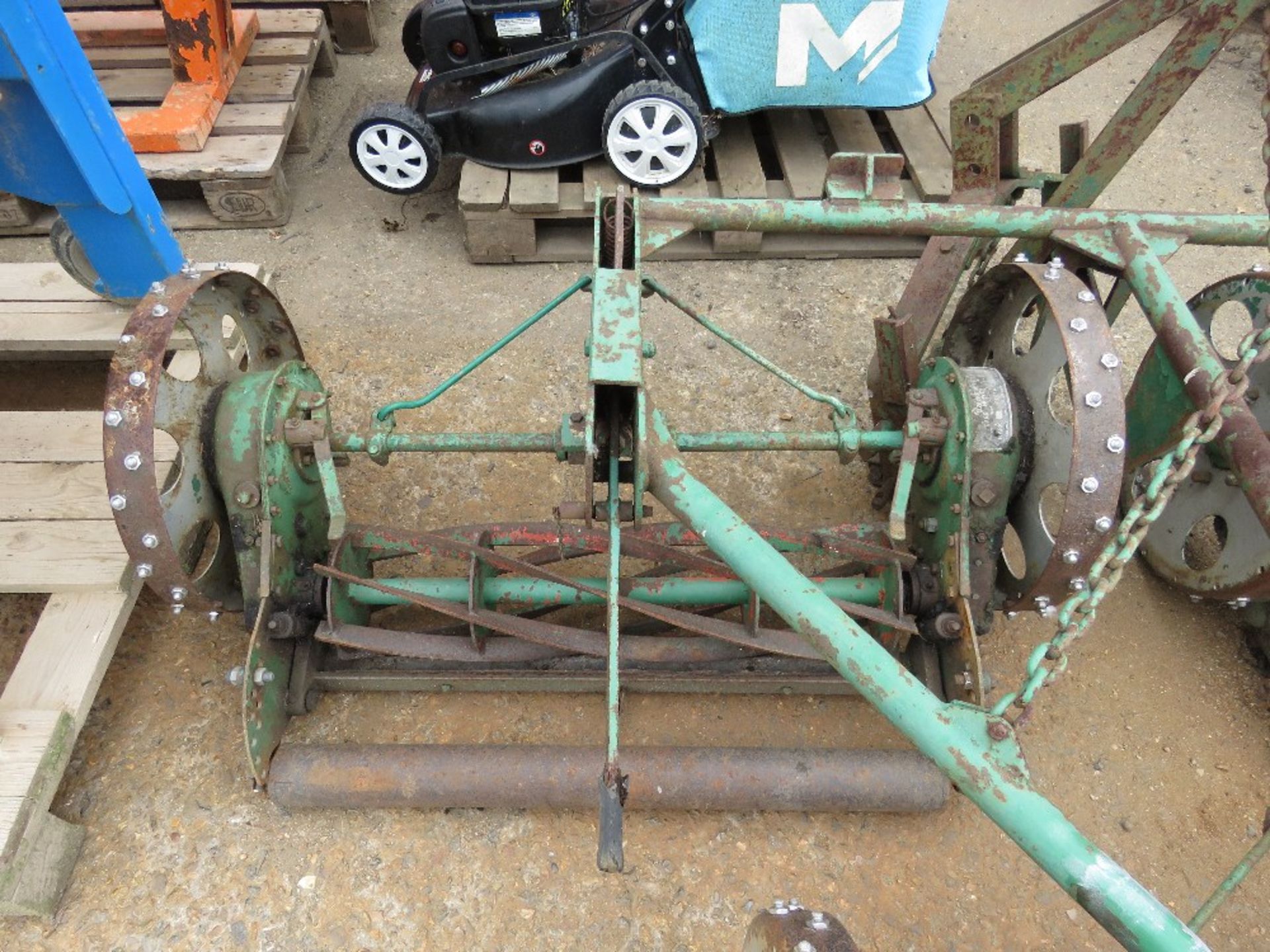 TRACTOR MOUNTED WHEEL DRIVEN TOWED GAND MOWERS 8FT WIDTH APPROX. - Image 4 of 8