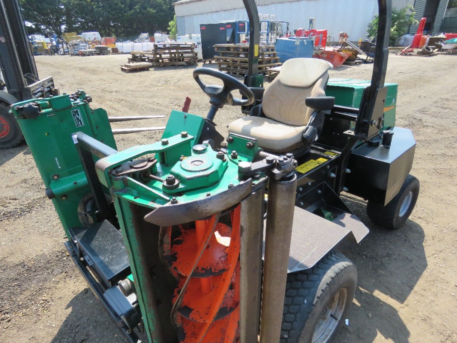 RANSOMES PARKWAY 2250+ TRIPLE RIDE ON MOWER, 4WD, MAGNA 250 HEADS FITTED. 3935 REC HOURS. DIRECT FRO - Image 8 of 12