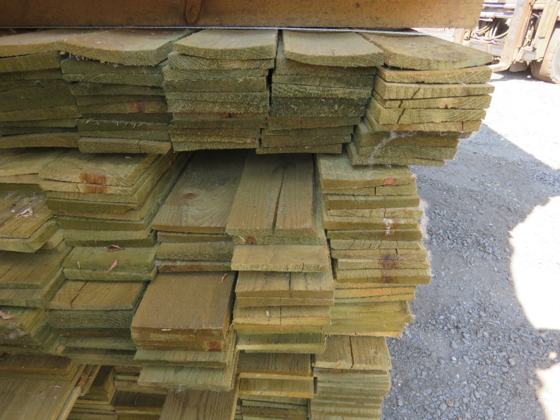 LARGE PACK OF TREATED FEATHER EDGE TIMBER CLADDING BOARDS, MIXED LENGTHS 1.7M -1.80M X 100MM WIDTH A - Image 3 of 4