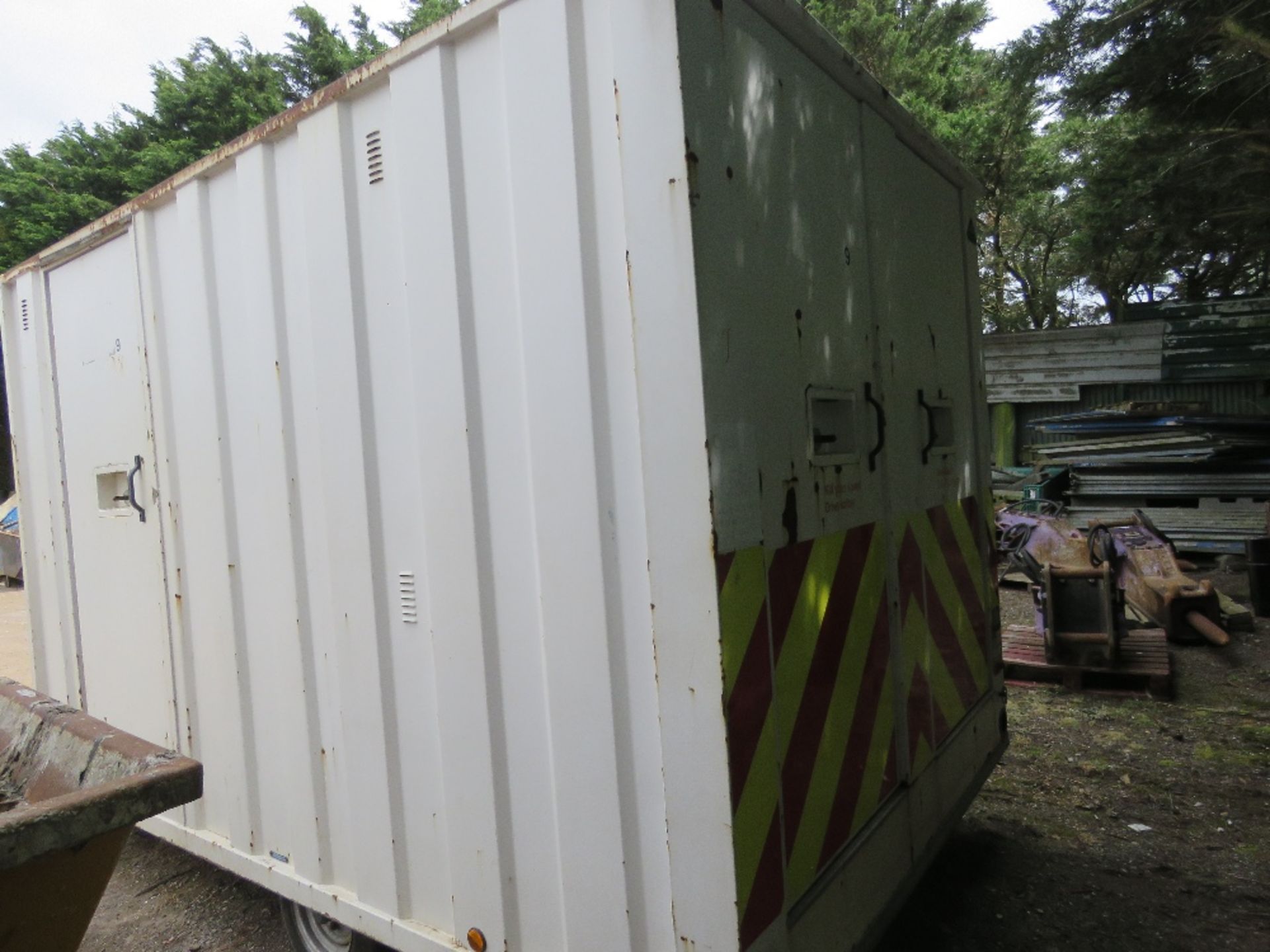 GROUNDHOG GP360 TOWED WELFARE UNIT, YEAR 2015. WITH DRYING/GENERATOR ROOM, TOILET AND CANTEEN AREA. - Image 3 of 23