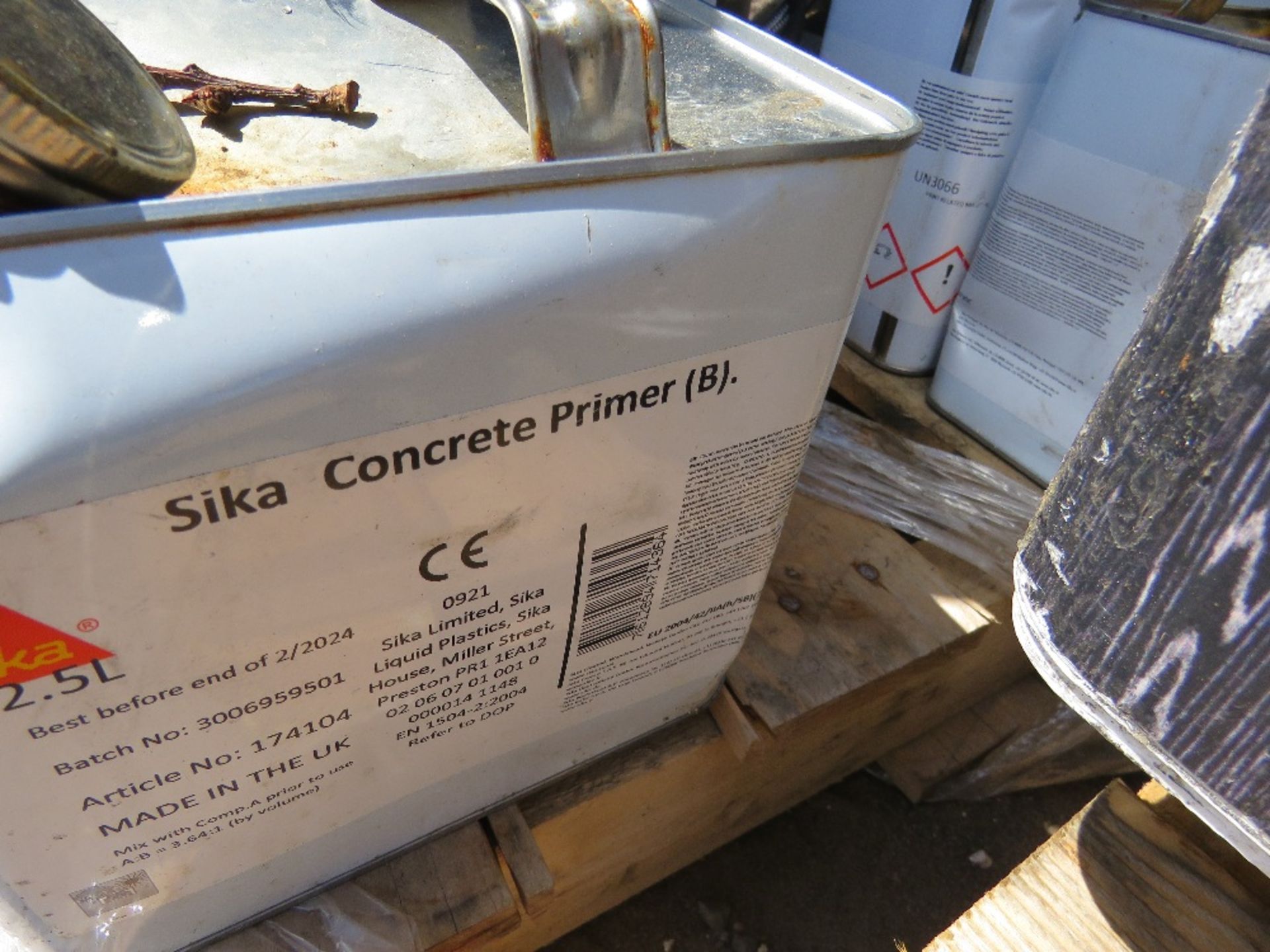 WATER FOUNTAIN/SINK BOWL PLUS 4NO TINS SIKA CONCRETE PRIMER. THIS LOT IS SOLD UNDER THE AUCTIONEE - Image 8 of 10