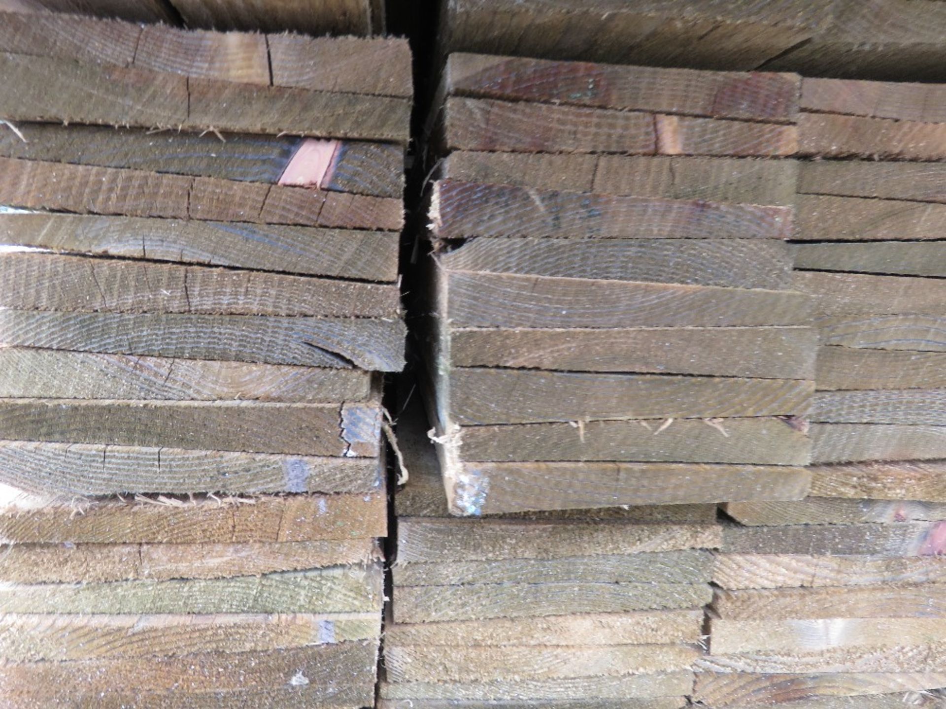 LARGE PACK OF PRESSURE TREATED FEATHER EDGE FENCE CLADDING TIMBER BOARDS. 1.64M LENGTH X 100MM WIDTH - Image 3 of 3