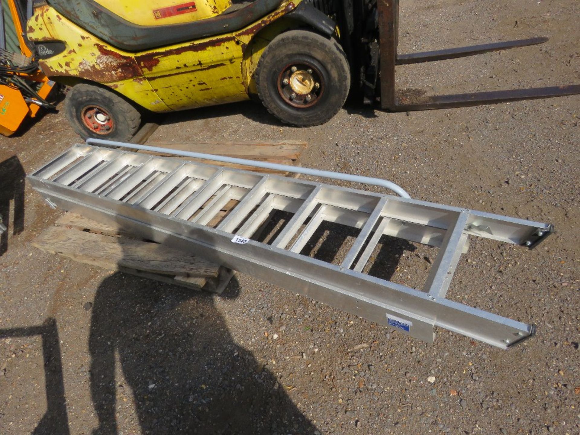 ALUMINIUM STEP LADDERS, APPEAR LITTLE USED. THIS LOT IS SOLD UNDER THE AUCTIONEERS MARGIN SCHEME,