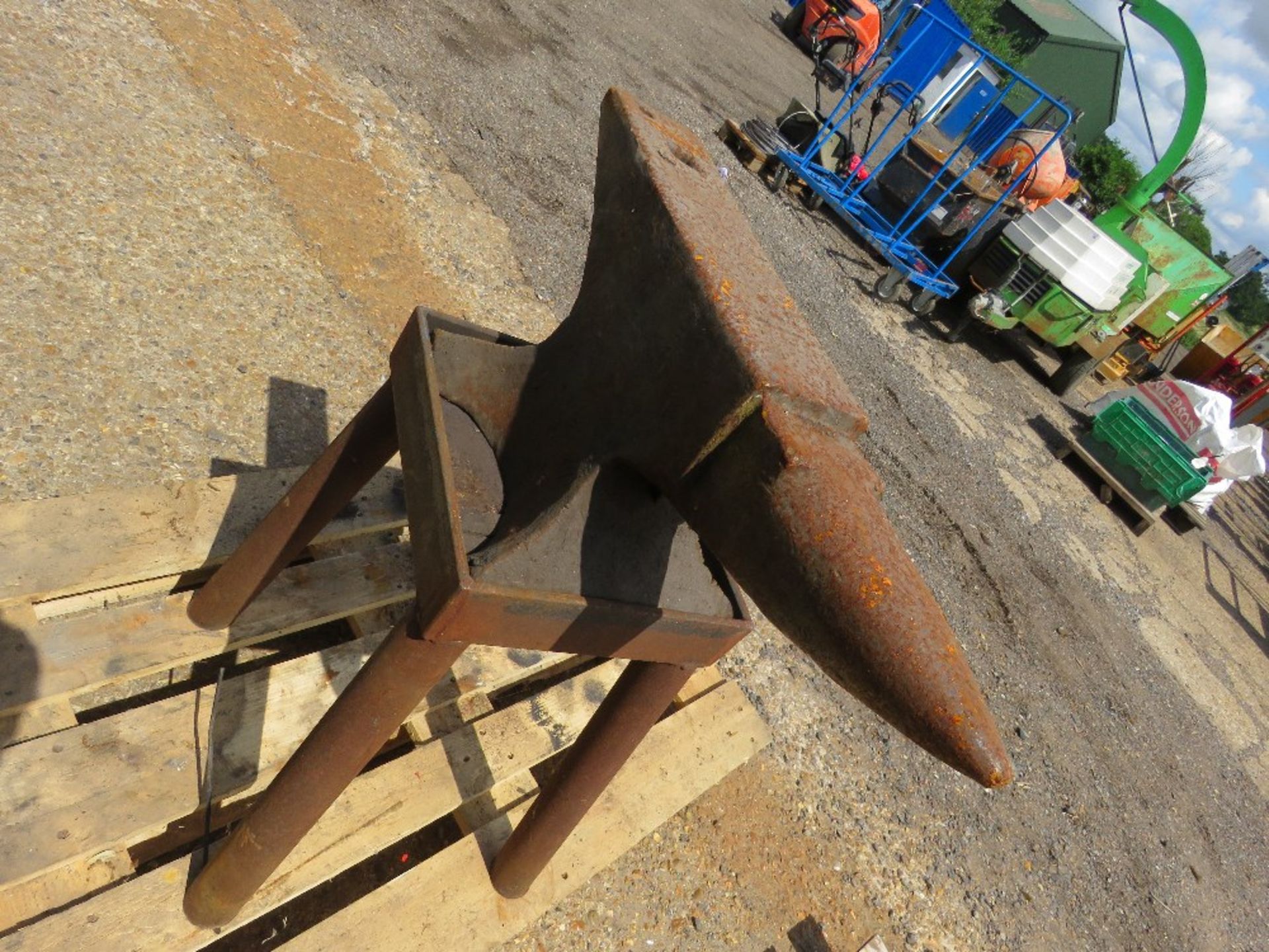 BLACKSMITH'S ANVIL ON A STAND, 72CM LENGTH APPROX. - Image 4 of 4