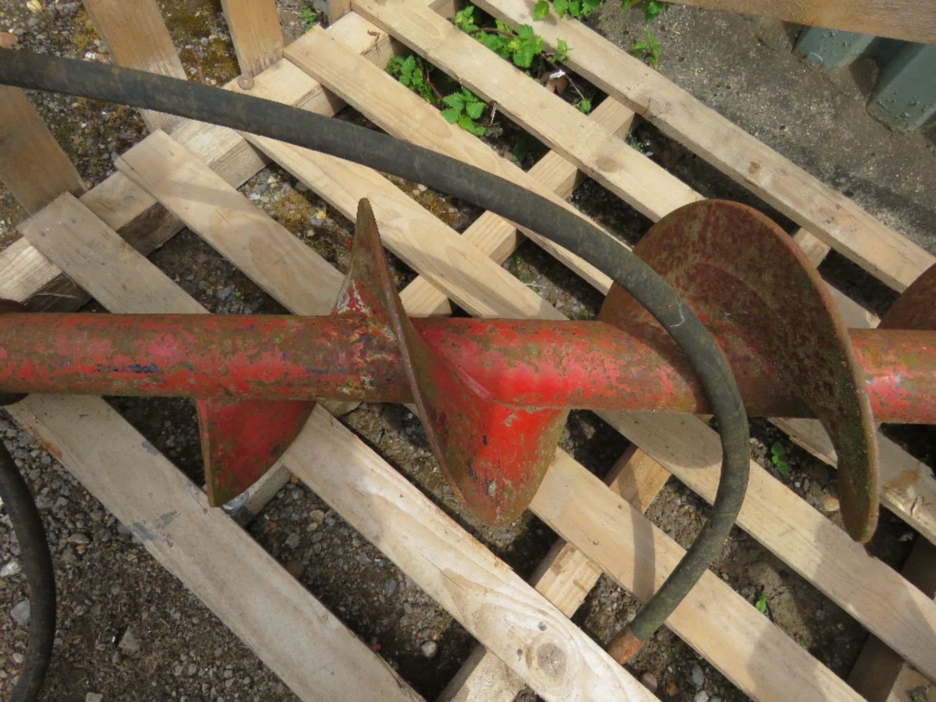 EXCAVATOR MOUNTED HYDRAULIC POST HOLE BORER ON 45MM PINS. 270MM DIAMETER AUGER APPROX. THIS LOT I - Image 4 of 9