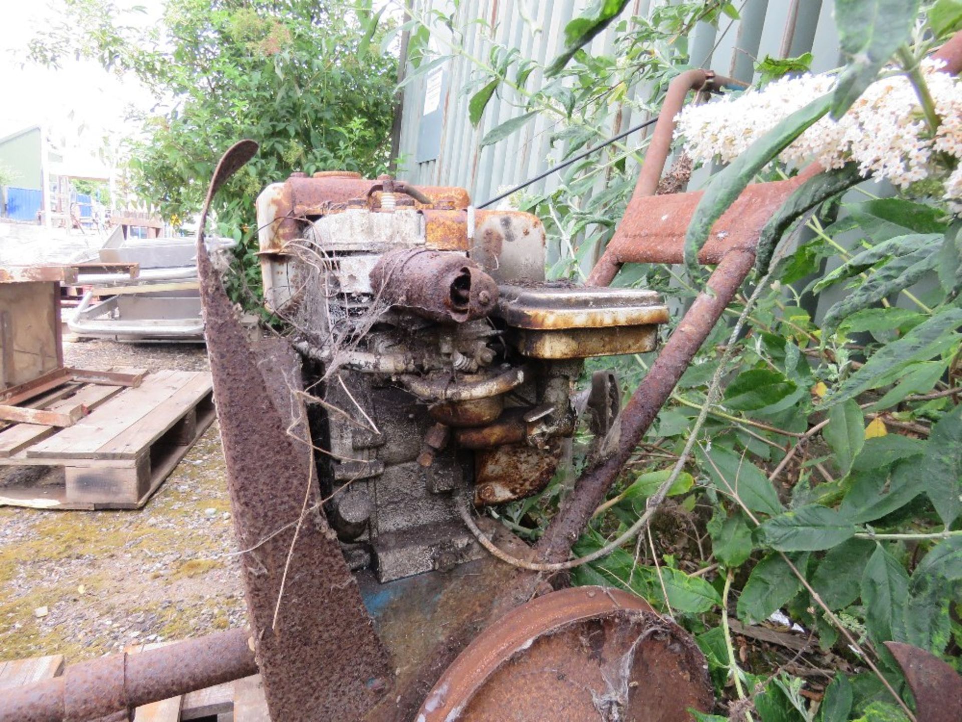 2 X OLD ROTORVATORS. THIS LOT IS SOLD UNDER THE AUCTIONEERS MARGIN SCHEME, THEREFORE NO VAT WILL - Image 5 of 5
