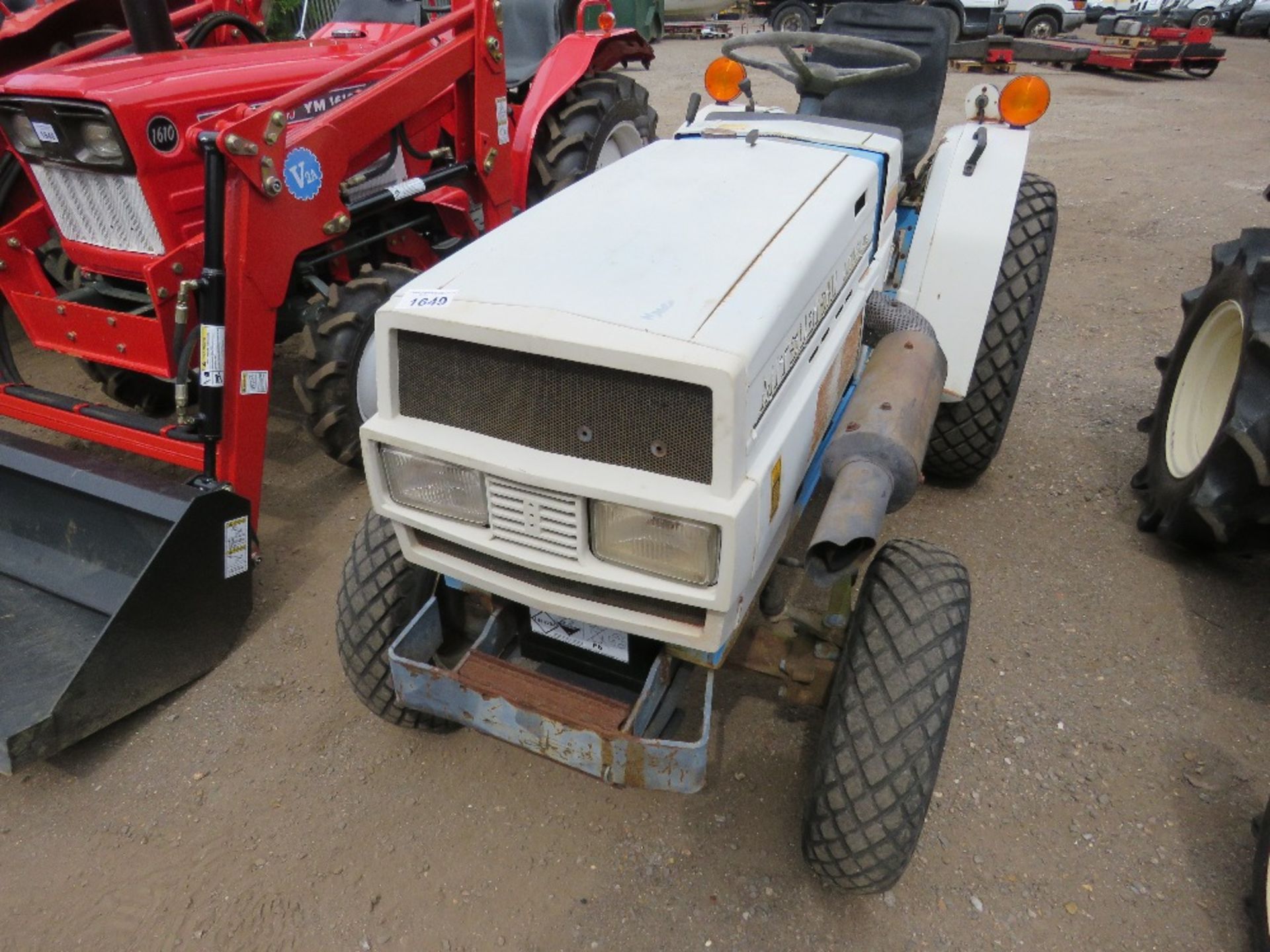 MITSUBISHI MT180HD 4WD COMPACT AGRICULTURAL TRACTOR, HYDRASTATIC DRIVE, ON GRASS TYRES WITH REAR LI - Image 2 of 8