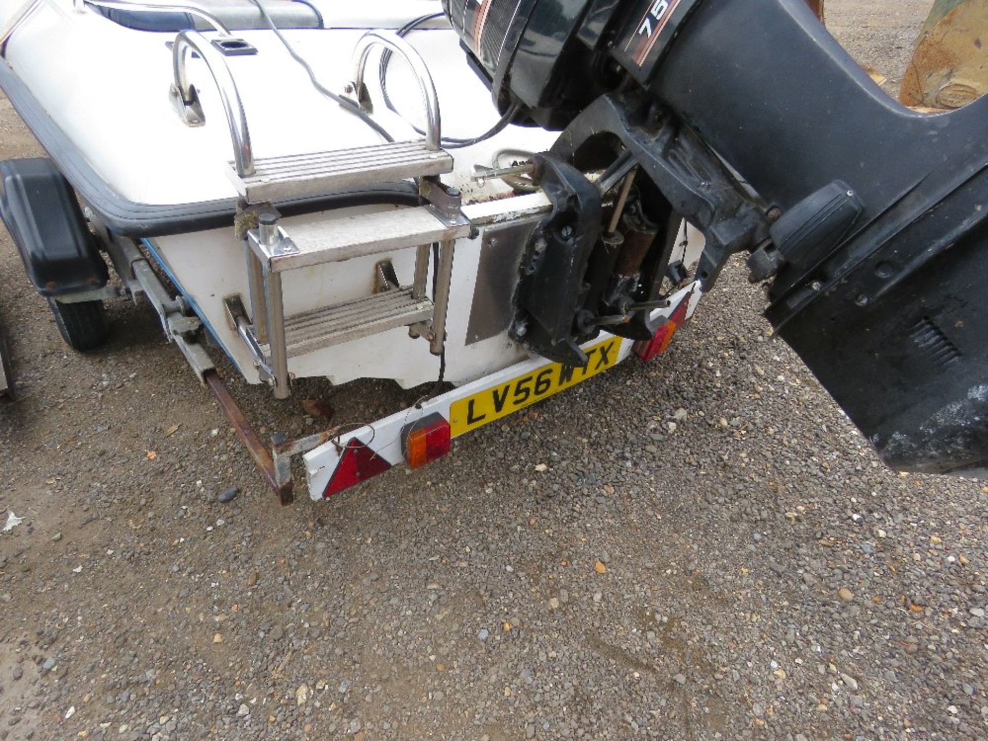 SPEED BOAT, 15FT LENGTH APPROX ON SINGLE AXLE TRAILER (AXLE NEEDS ATTENTION). MERCURY 75HP 2 STROKE - Image 6 of 9