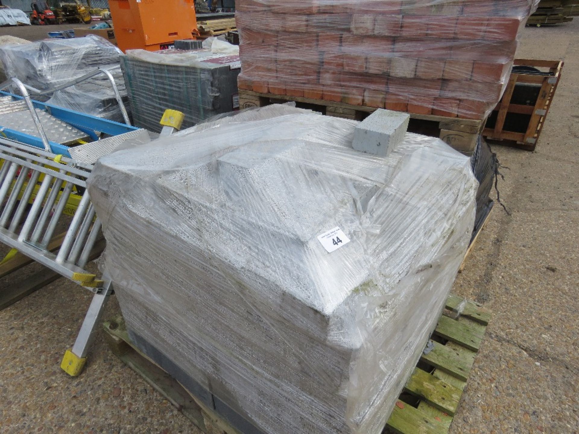 PALLET OF LIGHTWEIGHT BLOCKS: 100 X 215 X 65 APPROX. - Image 2 of 6
