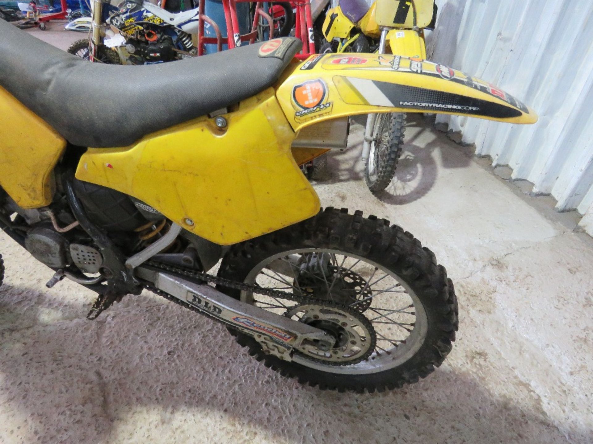SUZUKI MOTOCROSS TRIALS MOTORBIKE. BEEN IN STORAGE AND UNUSED FOR OVER 5 YEARS. THIS LOT I - Image 5 of 9