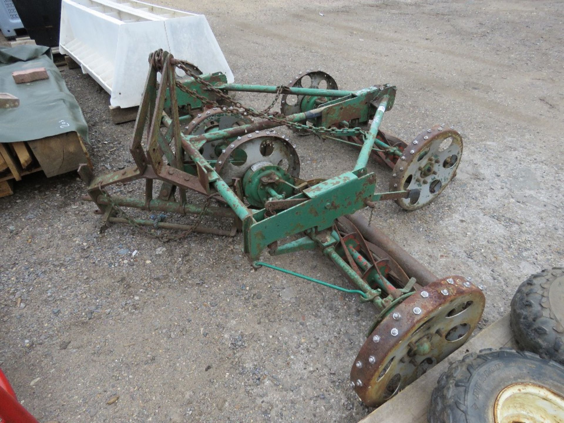 TRACTOR MOUNTED WHEEL DRIVEN TOWED GANG MOWERS 8FT WIDTH APPROX. - Image 2 of 3