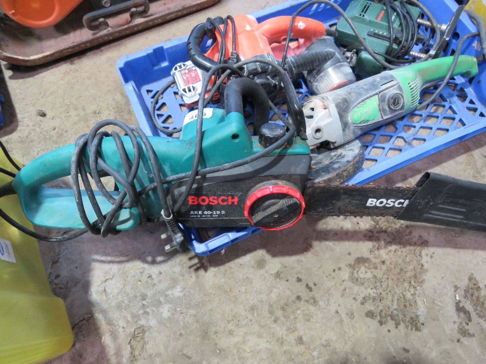 4 X ASSORTED 240VOLT POWER TOOLS: SANDER, GRINDER, ROUTER, CHAINSAW. THIS LOT IS SOLD UNDER THE A - Image 2 of 5