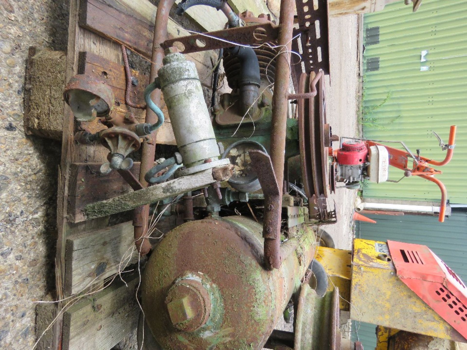 OLD AIR COMPRESSOR. THIS LOT IS SOLD UNDER THE AUCTIONEERS MARGIN SCHEME, THEREFORE NO VAT WILL B - Image 2 of 2