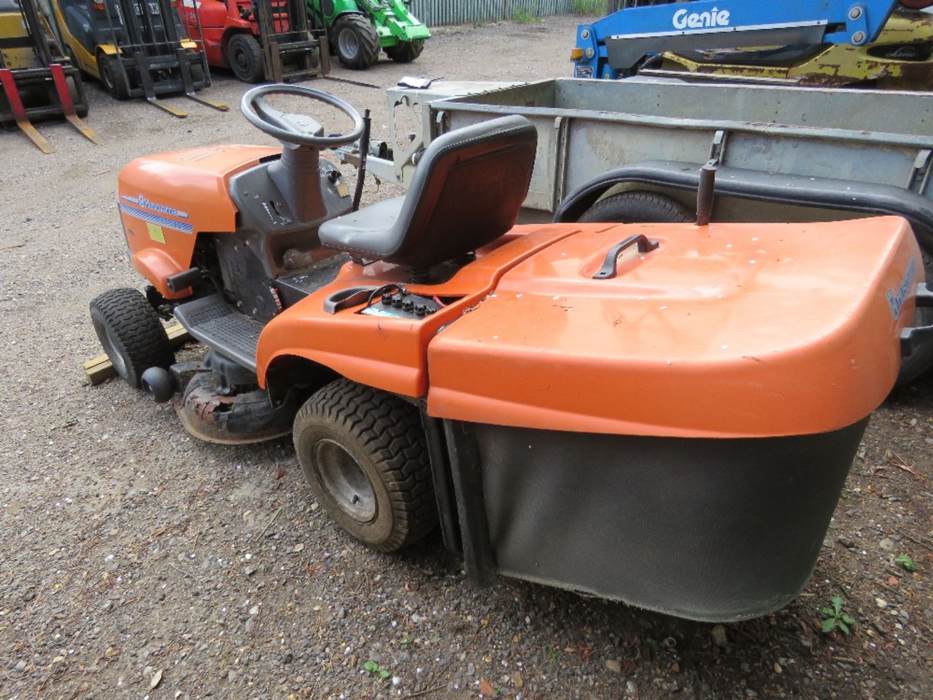 HUSQVARNA CT130 RIDE ON MOWER WITH COLLECTOR. WHEN TESTED WAS SEEN TO DRIVE, STEER, BRAKE AND MOWERS - Image 4 of 9