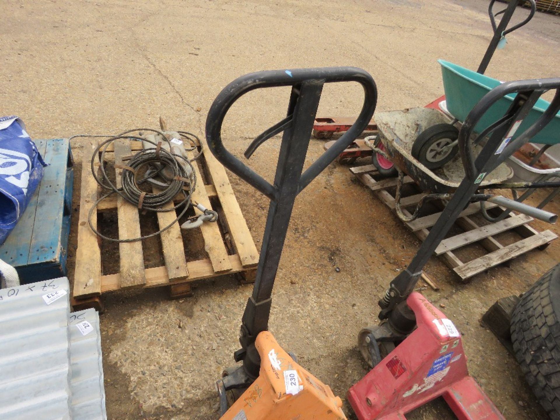 HYDRAULIC PALLET TRUCK. THIS LOT IS SOLD UNDER THE AUCTIONEERS MARGIN SCHEME, THEREFORE NO VAT WILL - Image 2 of 2