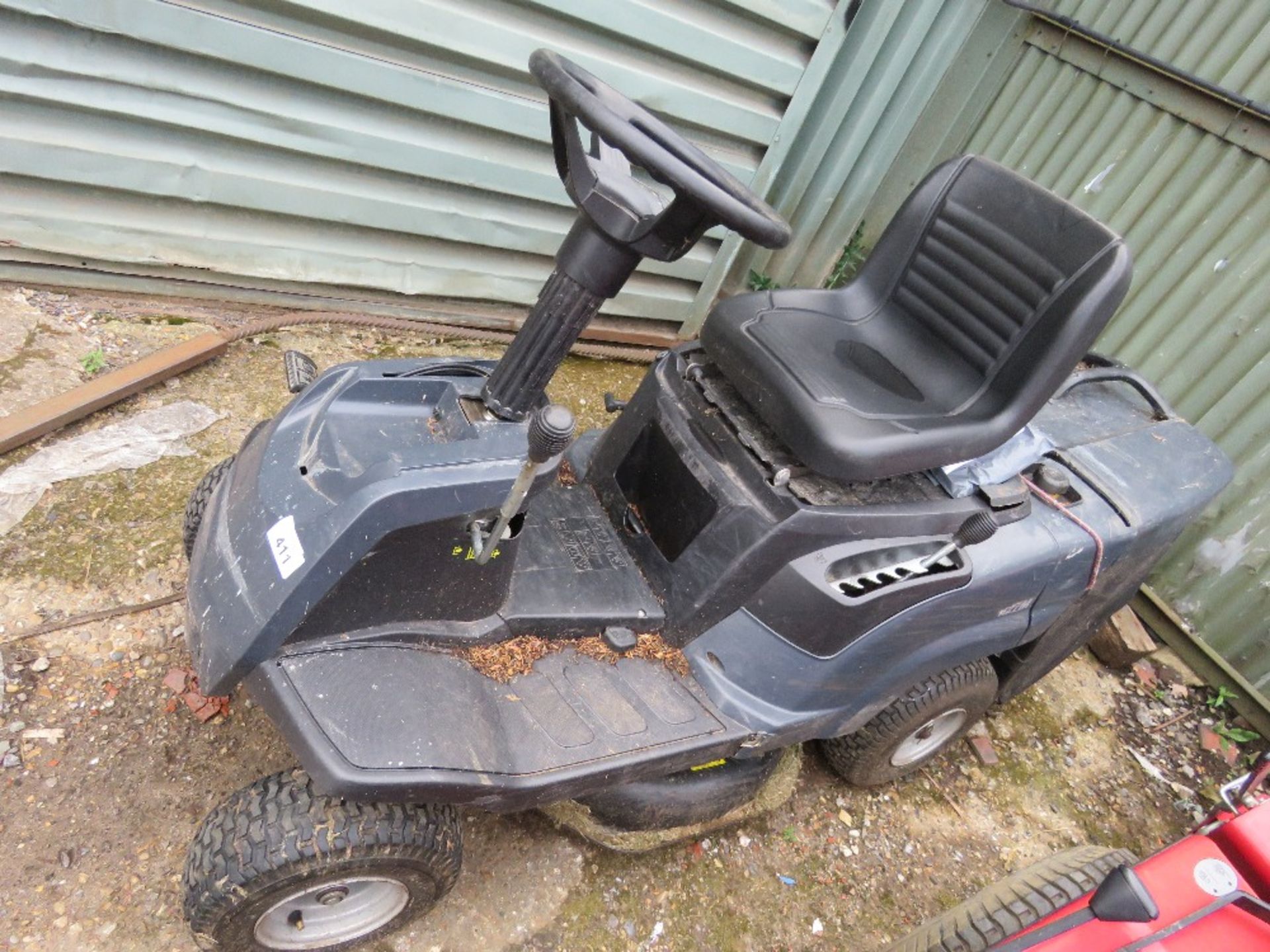 R27M RIDE ON MOWER WITH COLLECTOR. WHEN TESTED WAS SEEN TO RUN, DRIVE AND MOWERS ENGAGED. THIS LO - Image 2 of 11