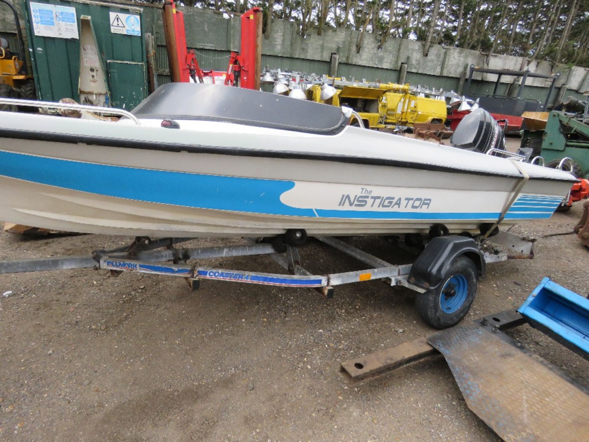 SPEED BOAT, 15FT LENGTH APPROX ON SINGLE AXLE TRAILER (AXLE NEEDS ATTENTION). MERCURY 75HP 2 STROKE - Image 2 of 9