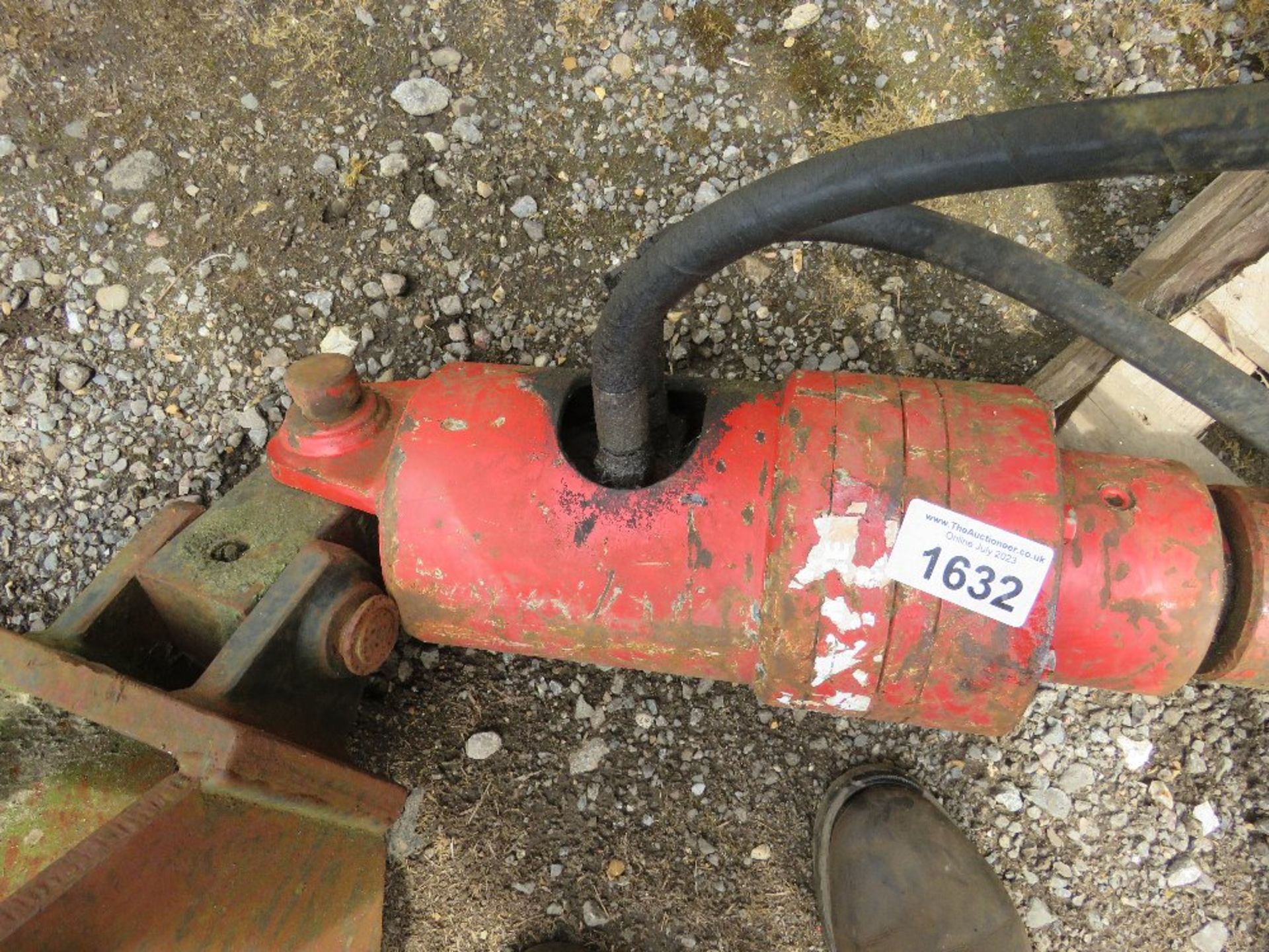 EXCAVATOR MOUNTED HYDRAULIC POST HOLE BORER ON 45MM PINS. 270MM DIAMETER AUGER APPROX. THIS LOT I - Image 5 of 9