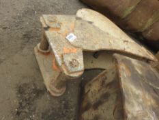 EXCAVATOR DIGGER BUCKET: 12" WIDTH ON 60MM PINS APPROX. THIS LOT IS SOLD UNDER THE AUCTIONEERS MA
