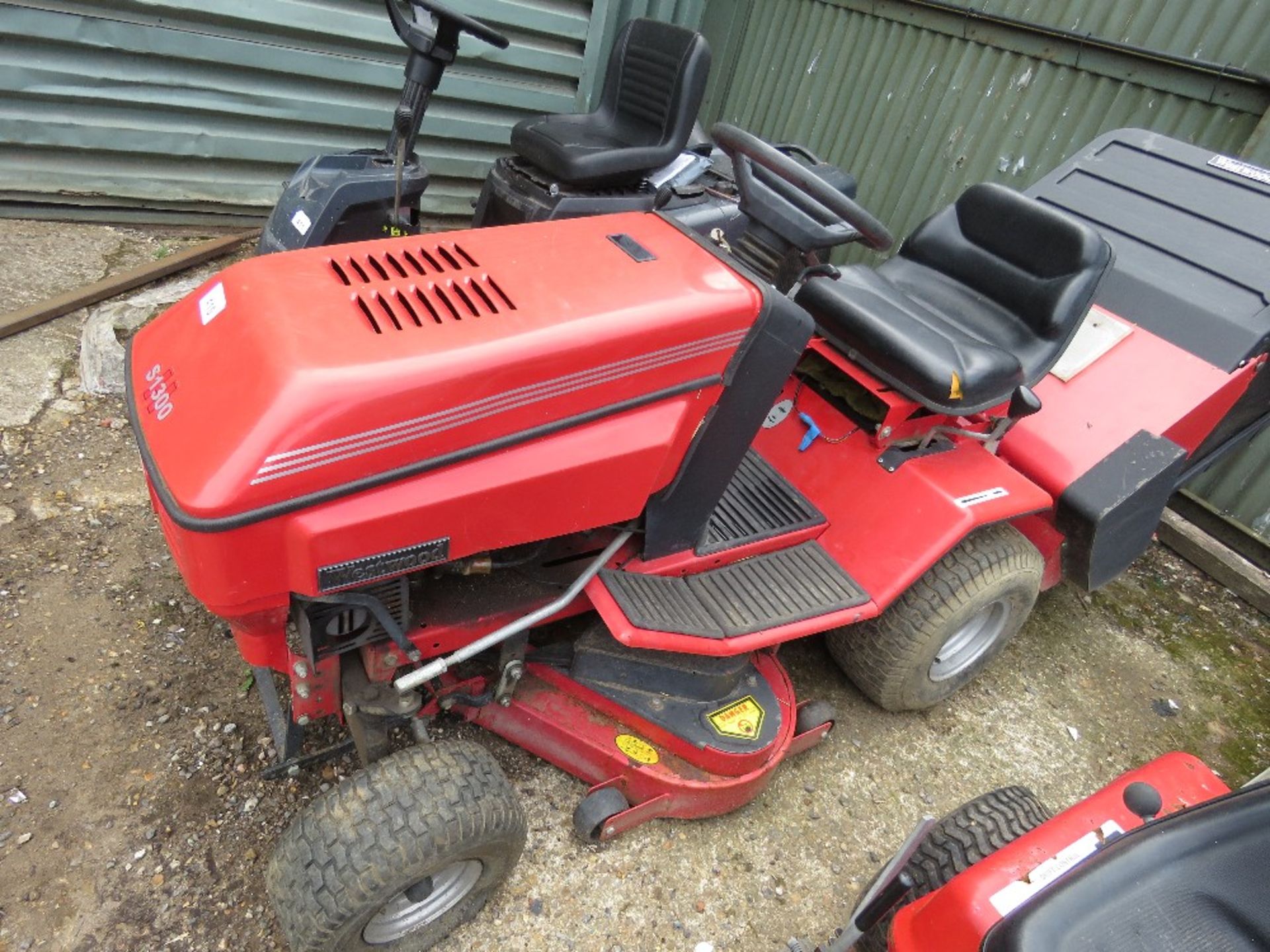 WESTWOOD S1300 RIDE ON MOWER WITH COLLECTOR. WHEN TESTED WAS SEEN TO RUN BUT DRIVE NO ENGAGING?? - Image 2 of 10