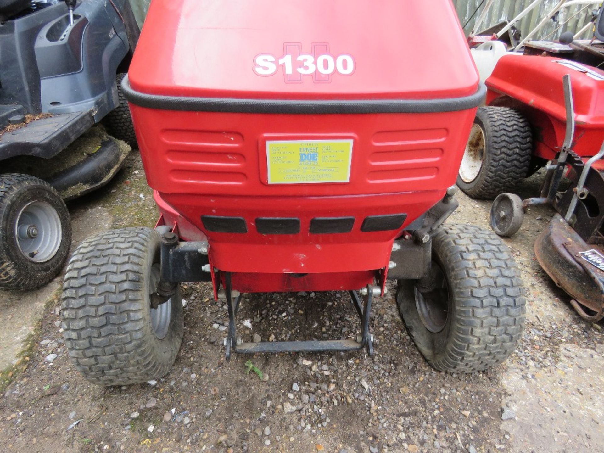 WESTWOOD S1300 RIDE ON MOWER WITH COLLECTOR. WHEN TESTED WAS SEEN TO RUN BUT DRIVE NO ENGAGING?? - Image 6 of 10