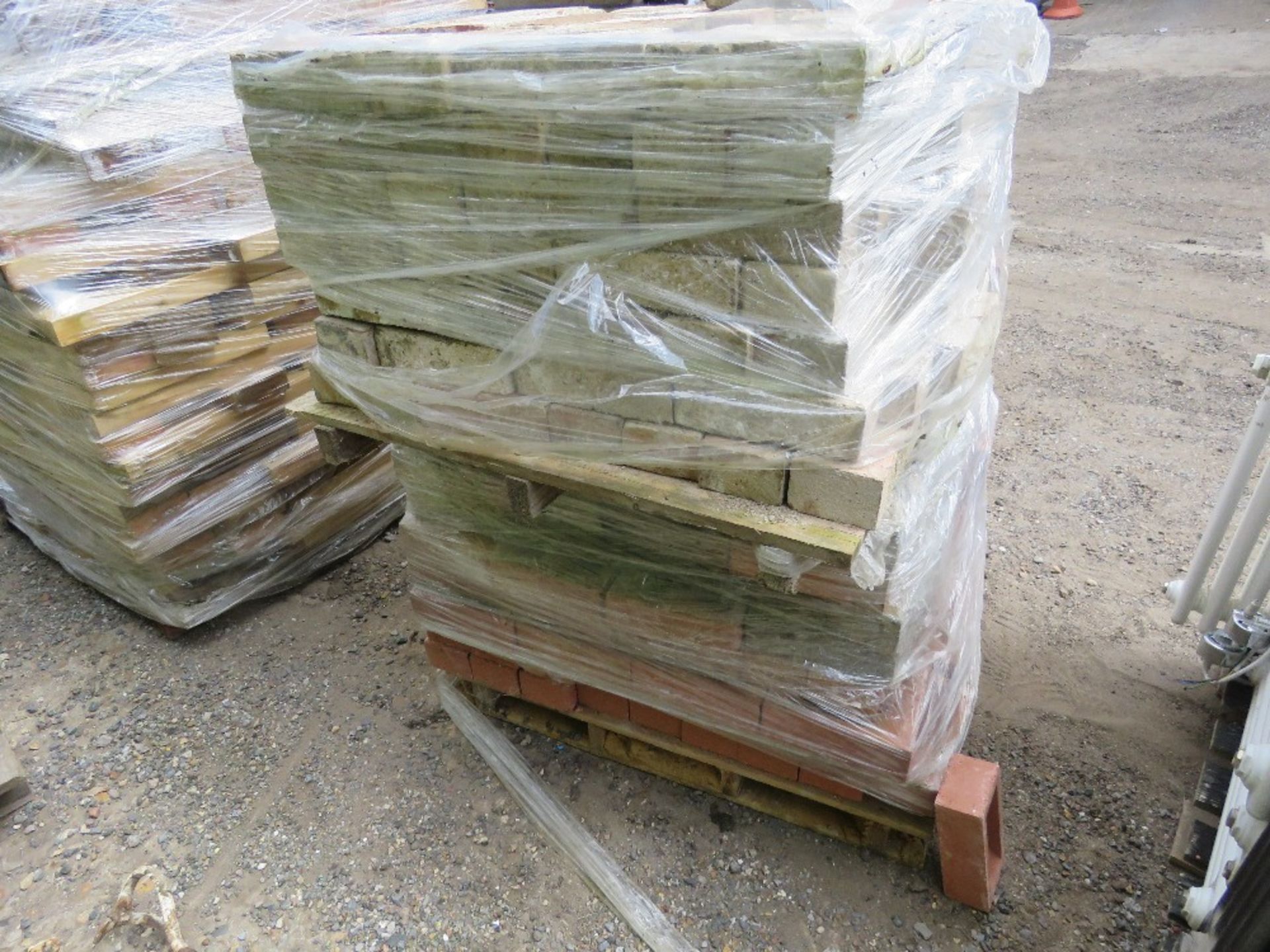 2 X PALLETS OF MAINLY RED BRICKS. - Image 18 of 20