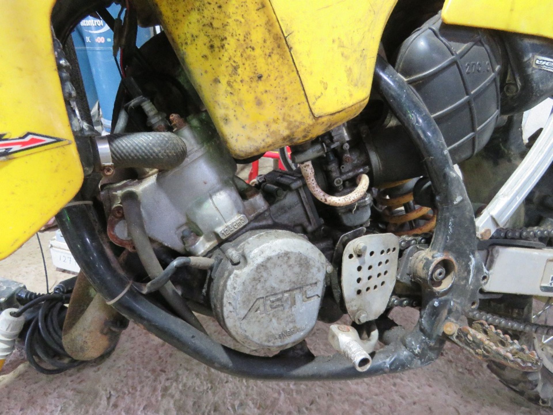 SUZUKI MOTOCROSS TRIALS MOTORBIKE. BEEN IN STORAGE AND UNUSED FOR OVER 5 YEARS. THIS LOT I - Image 8 of 9