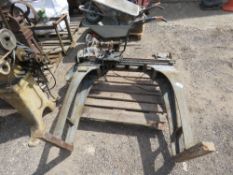 ATLAS SMALL SIZED METAL WORKING LATHE. THIS LOT IS SOLD UNDER THE AUCTIONEERS MARGIN SCHEME, THER