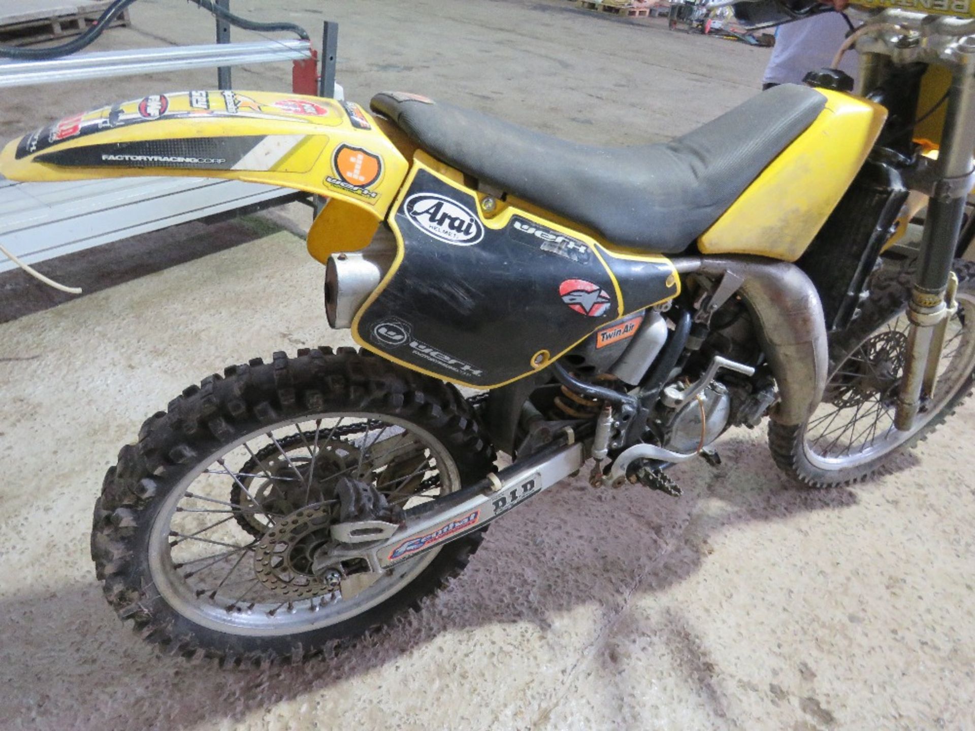 SUZUKI MOTOCROSS TRIALS MOTORBIKE. BEEN IN STORAGE AND UNUSED FOR OVER 5 YEARS. THIS LOT I - Image 4 of 9