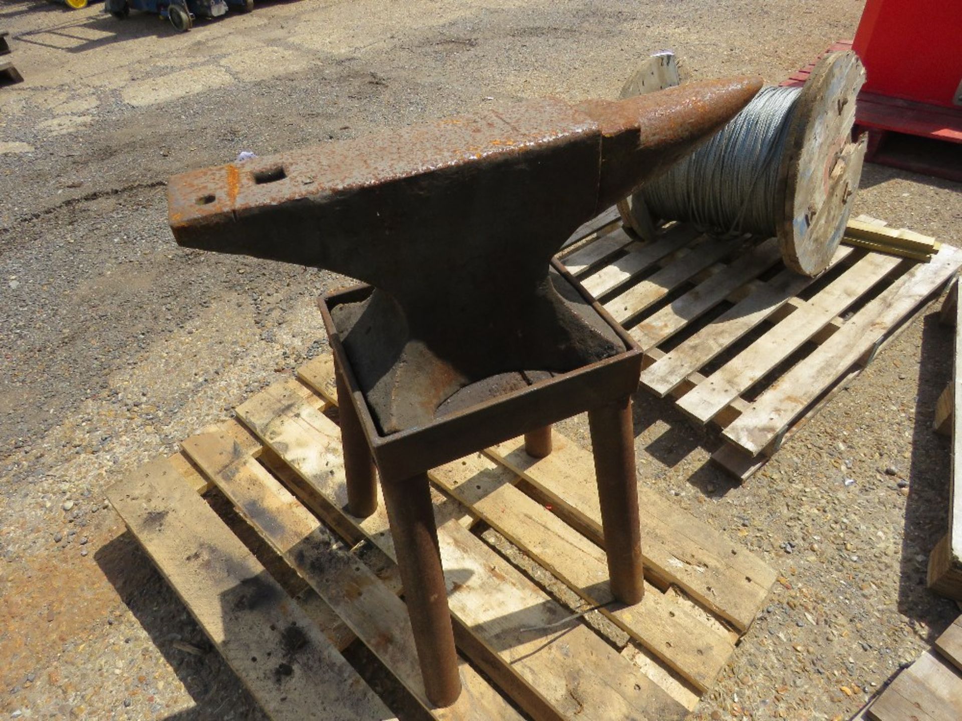 BLACKSMITH'S ANVIL ON A STAND, 72CM LENGTH APPROX. - Image 3 of 4