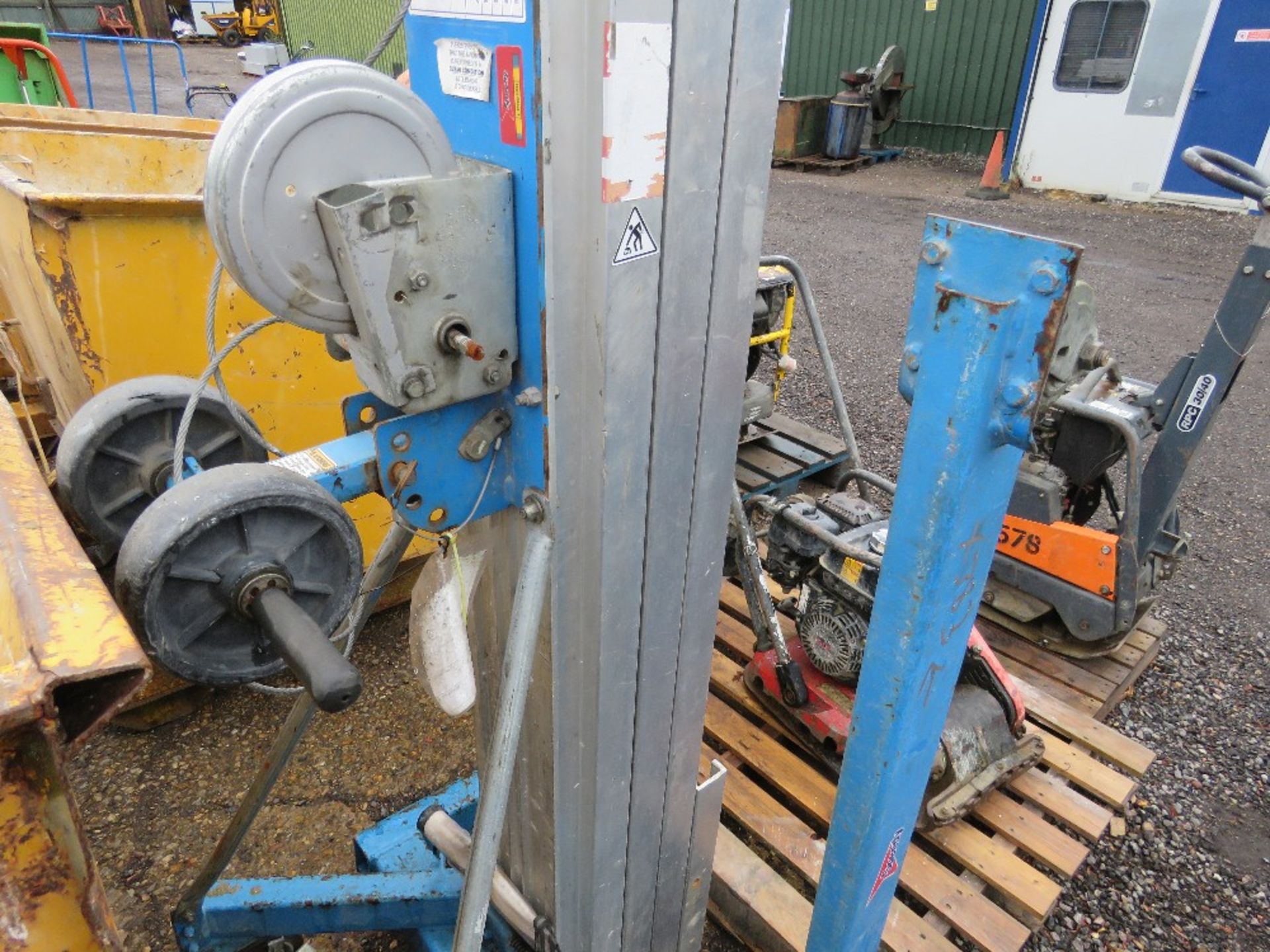GENIE 3 SECTION MATERIAL HOIST, NO FORKS. - Image 4 of 6
