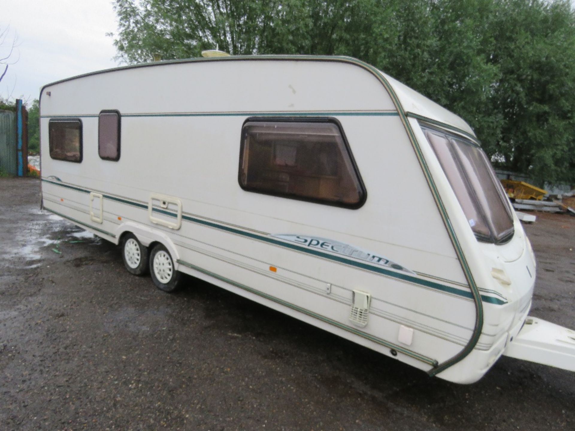 ABBEY SPECTRUM 620 TWIN AXLED CARAVAN. SHOWER, TOILET, FRIDGE, COOKER, DOUBLE BED ETC. (APPLIANCES