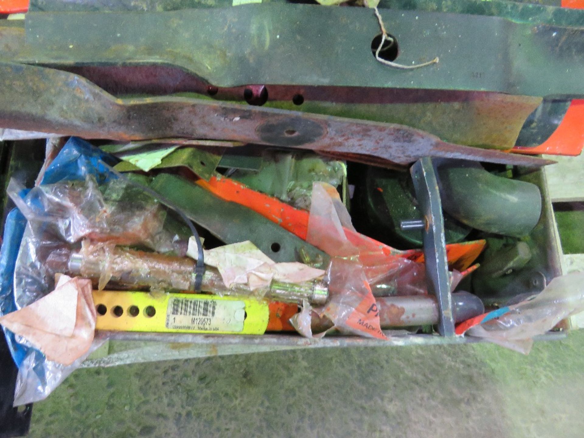 LARGE QUANTITY OF ASSORTED MOWER SPARES. THIS LOT IS SOLD UNDER THE AUCTIONEERS MARGIN SCHEME, TH - Image 6 of 8
