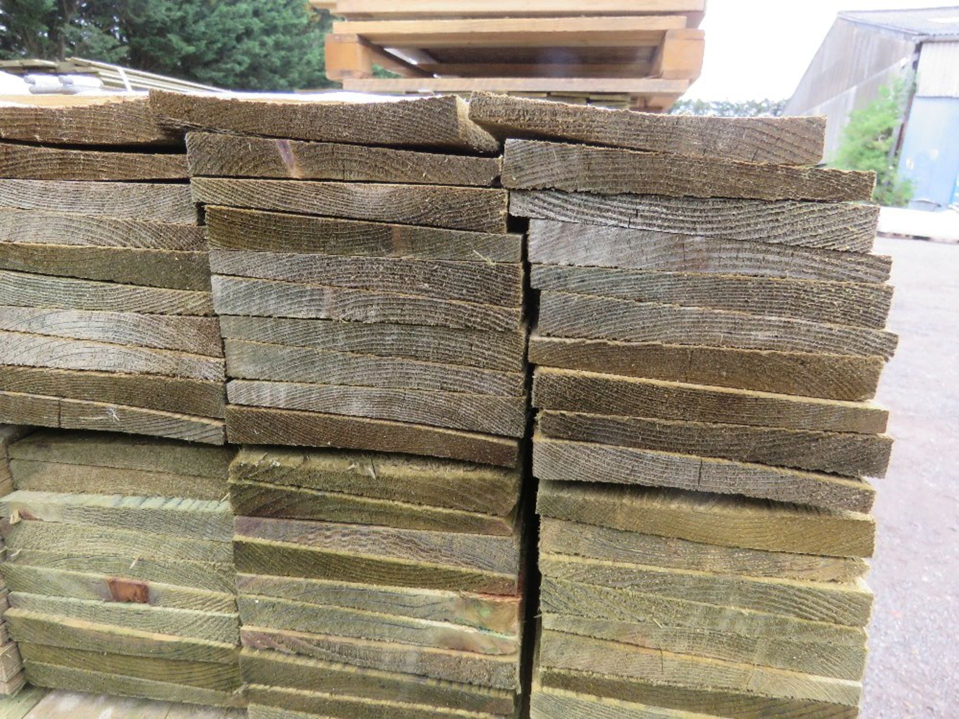 LARGE PACK OF PRESSURE TREATED FEATHER EDGE FENCE CLADDING TIMBER BOARDS. 1.35M LENGTH X 100MM WIDTH - Image 3 of 3