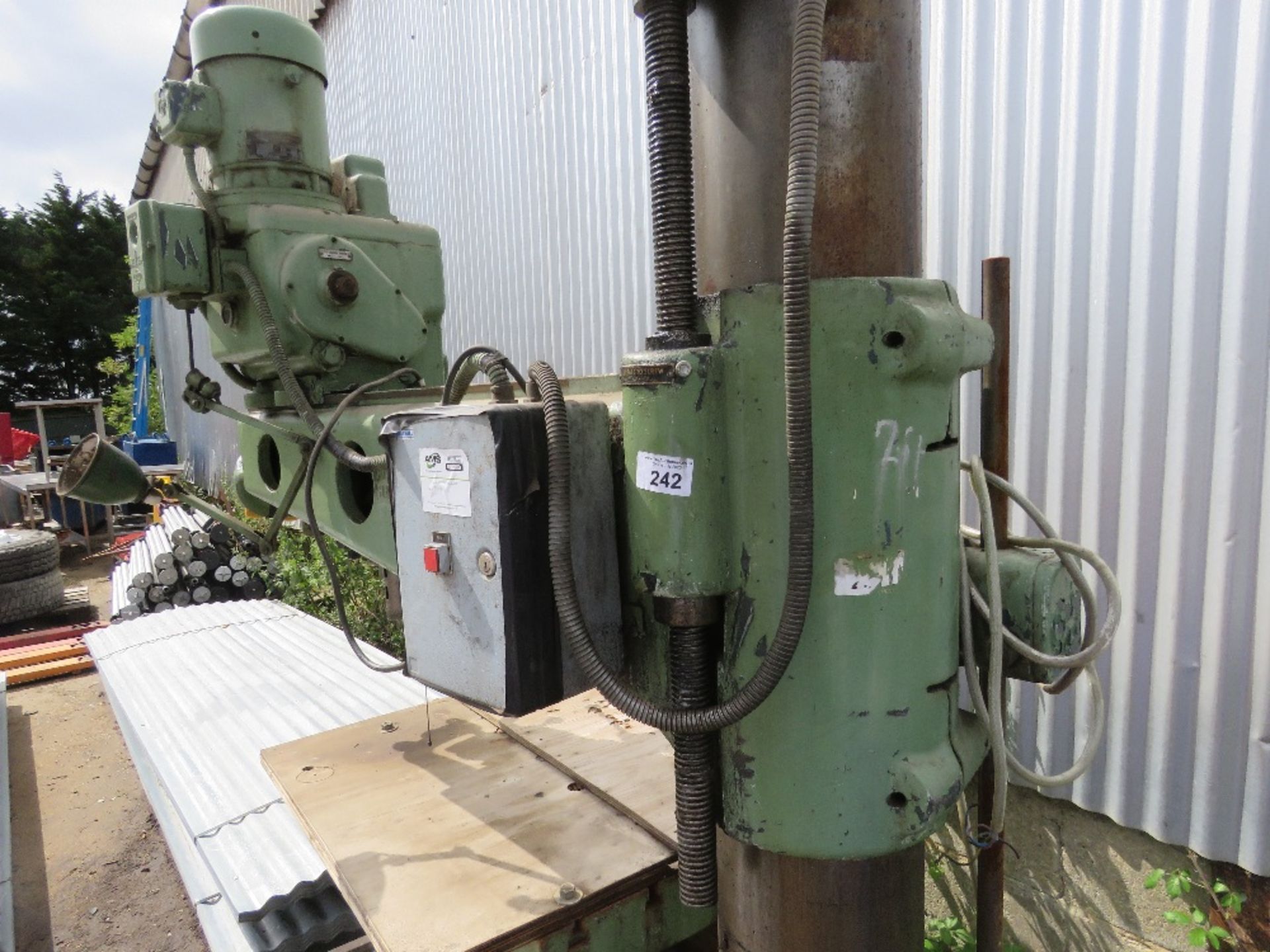KITCHEN AND WADE RADIAL ARM DRILL, WORKING WHEN RECENTLY REMOVED FROM WORKSHOP. (WEIGHT 3-3.5TONNES - Image 3 of 3