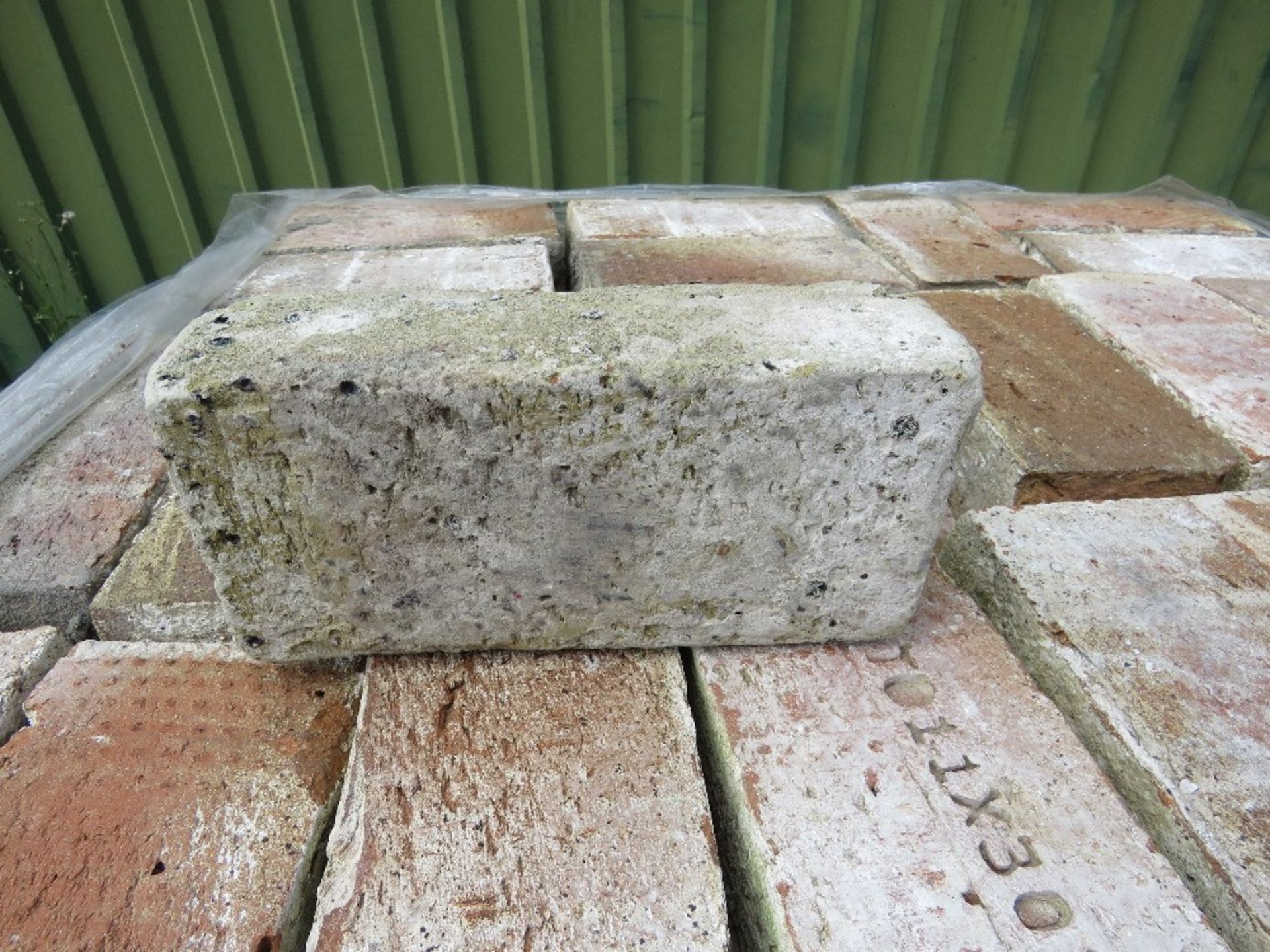2 X PALLETS OF MAINLY RED BRICKS. - Image 8 of 20