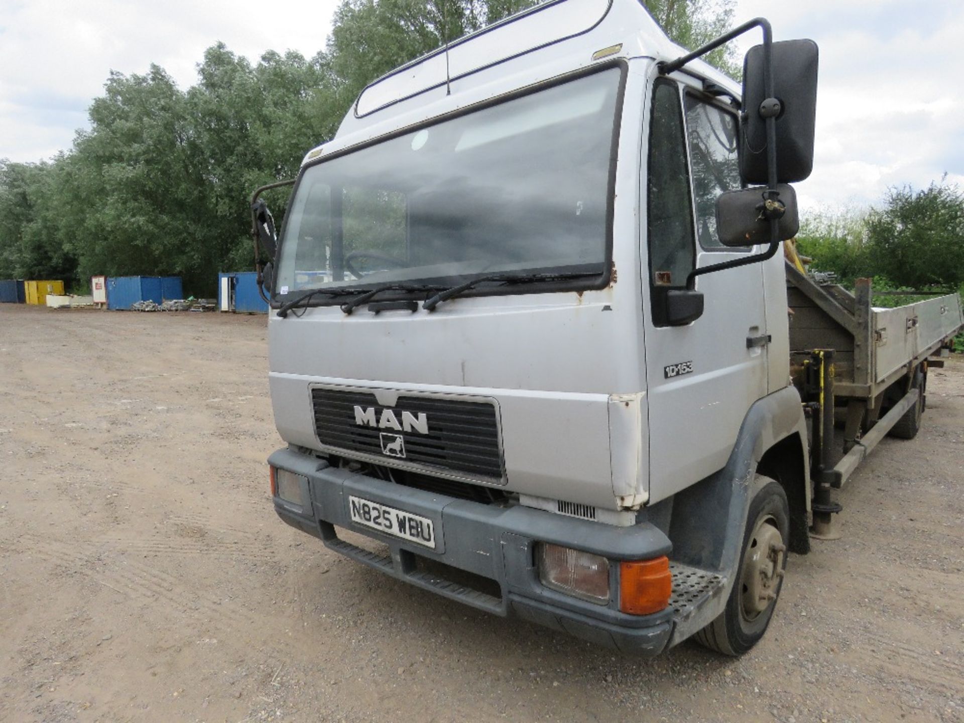 MAN 10-153 FLAT BED LORRY WITH HIAB CRANE REG:N825 WBU. 22FT BED APPROX. MANUAL GEARBOX. WHEN TESTE - Image 4 of 20