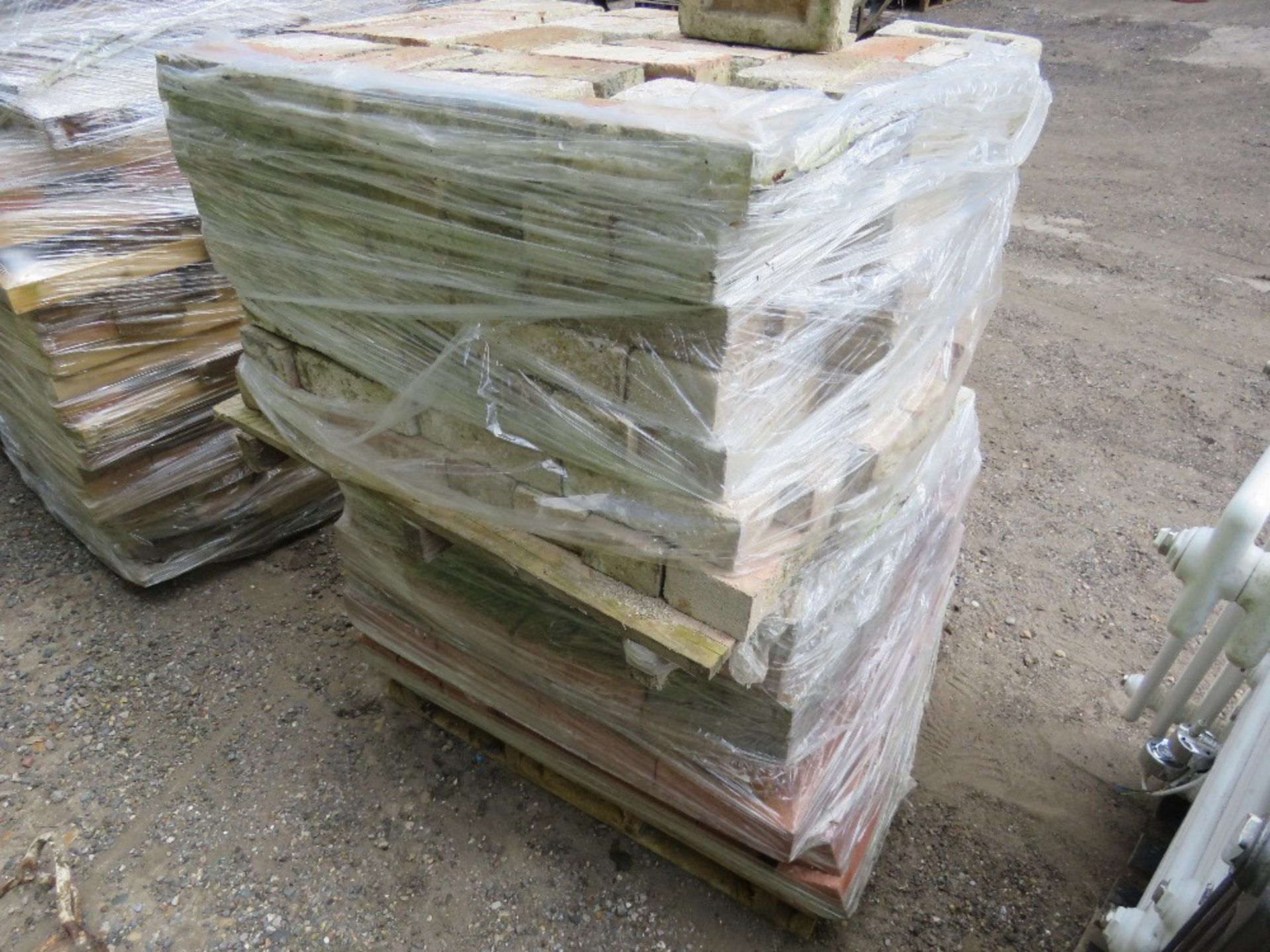 2 X PALLETS OF MAINLY RED BRICKS. - Image 11 of 20