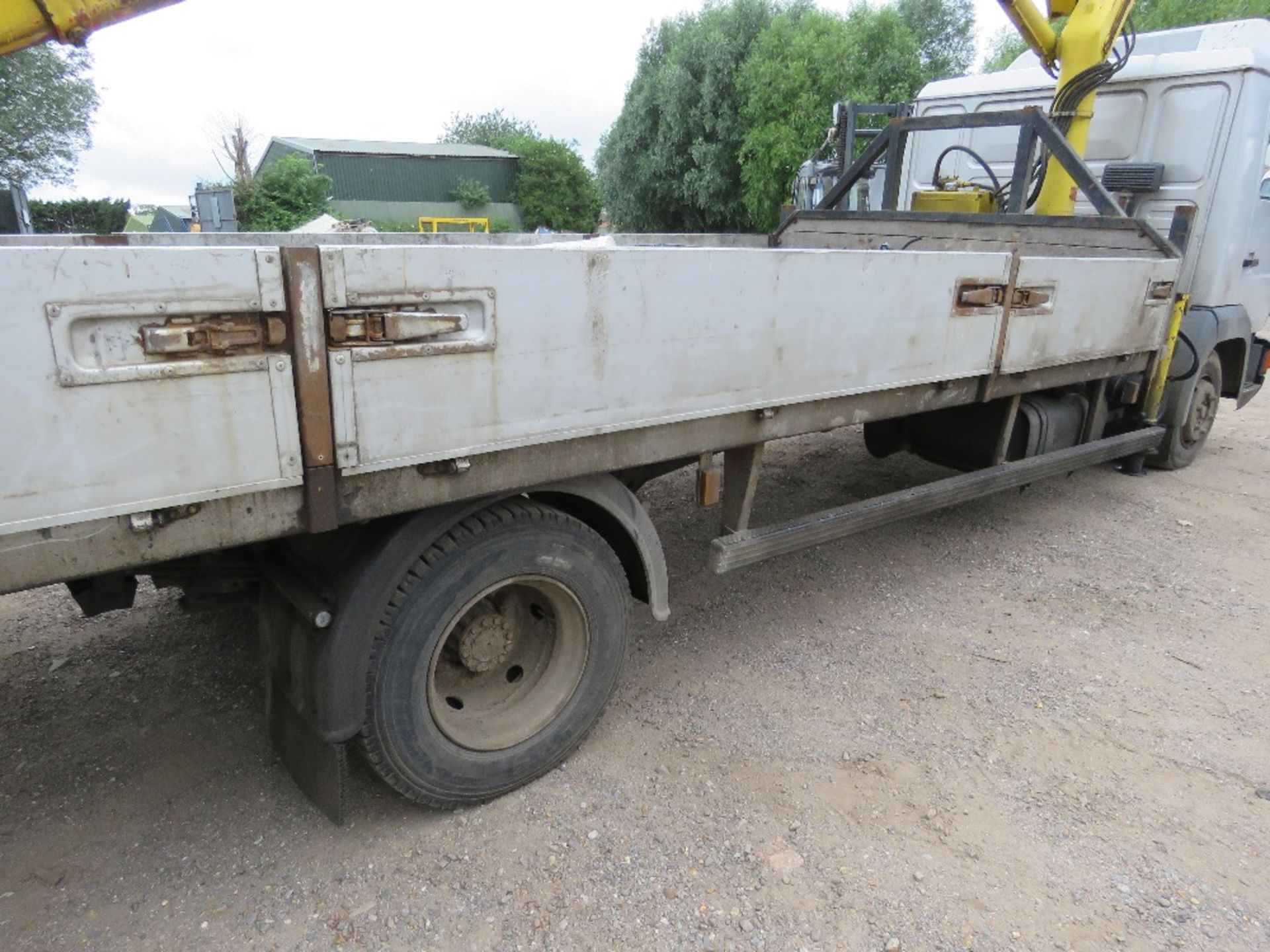 MAN 10-153 FLAT BED LORRY WITH HIAB CRANE REG:N825 WBU. 22FT BED APPROX. MANUAL GEARBOX. WHEN TESTE - Image 14 of 20