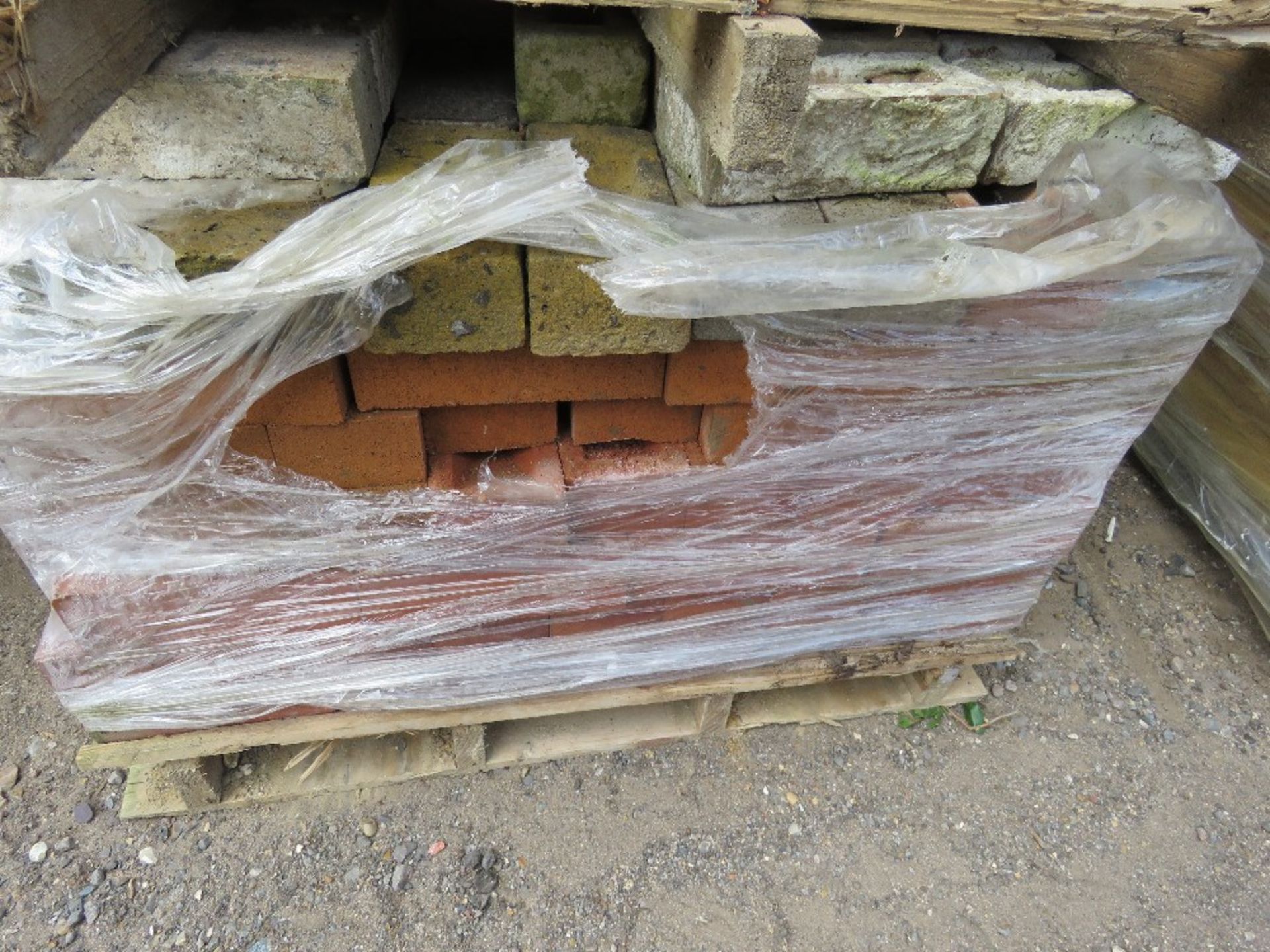 2 X PALLETS OF MAINLY RED BRICKS. - Image 9 of 20