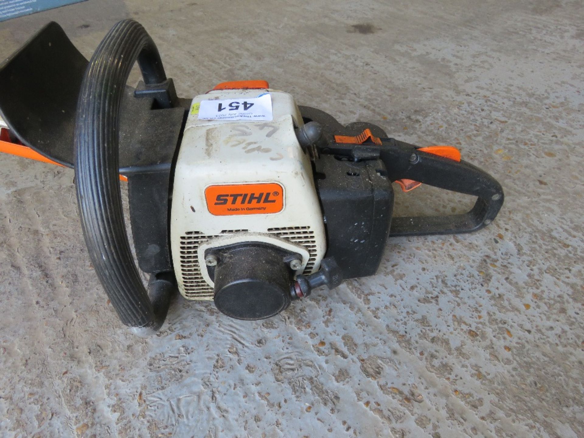 STIHL HS61 PETROL ENGINED HEDGE CUTTER. THIS LOT IS SOLD UNDER THE AUCTIONEERS MARGIN SCHEME, THE - Image 2 of 4