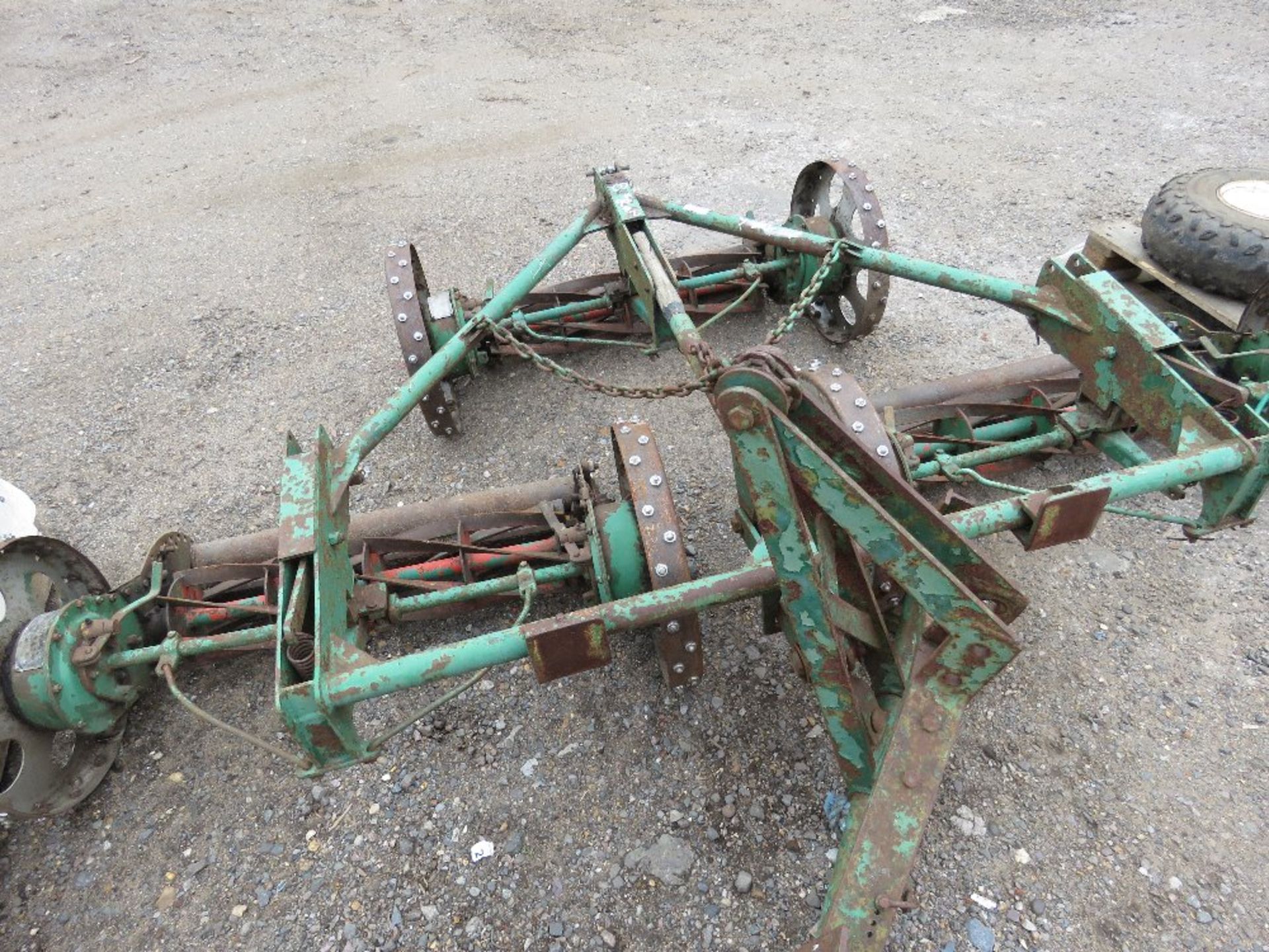 TRACTOR MOUNTED WHEEL DRIVEN TOWED GANG MOWERS 8FT WIDTH APPROX. - Image 3 of 3