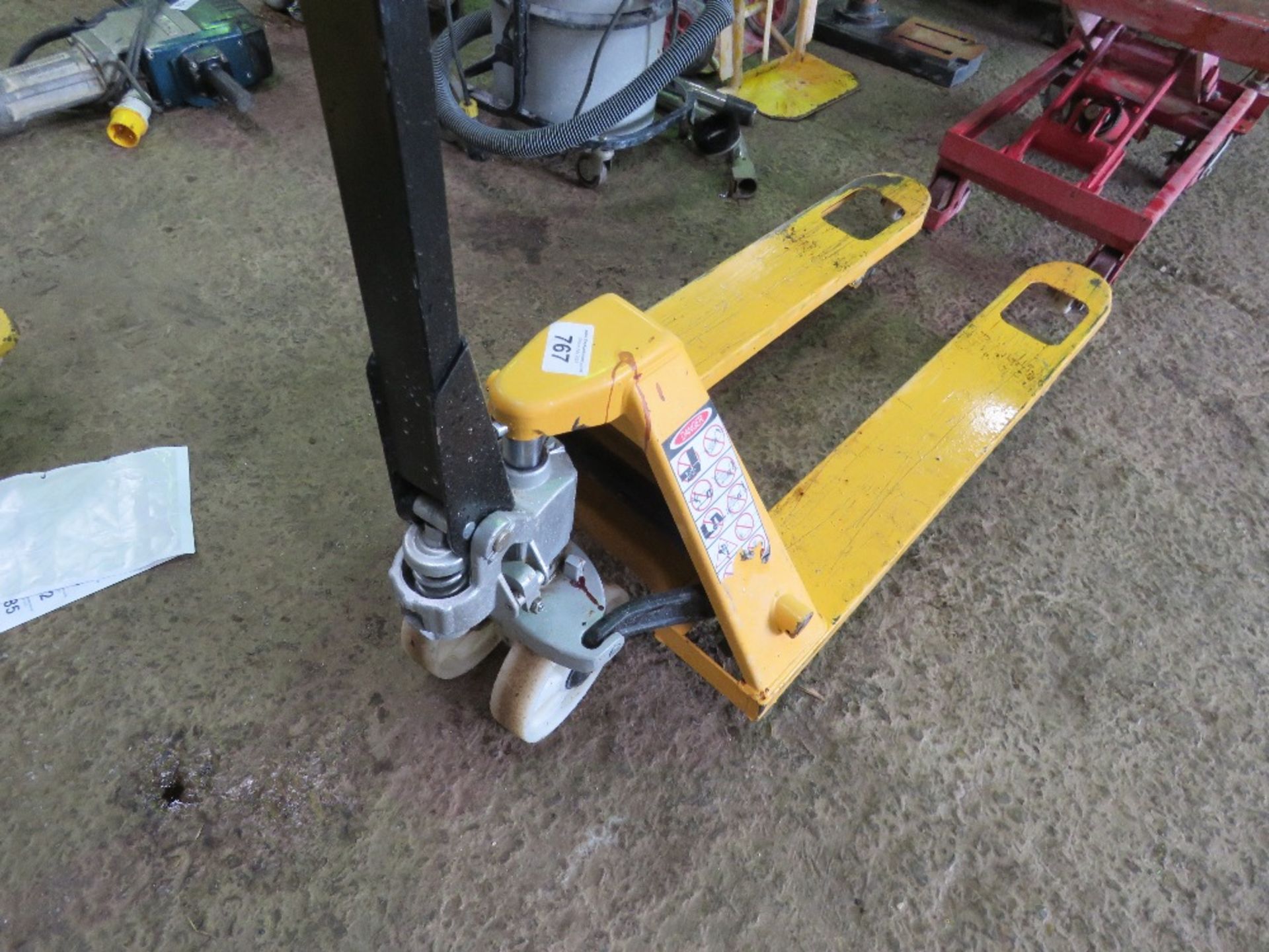 HYDRAULIC PALLET TRUCK, SEEN TO LIFT AND LOWER. SOURCED FROM WORKSHOP CLEARANCE. THIS LOT IS SOL - Image 3 of 5